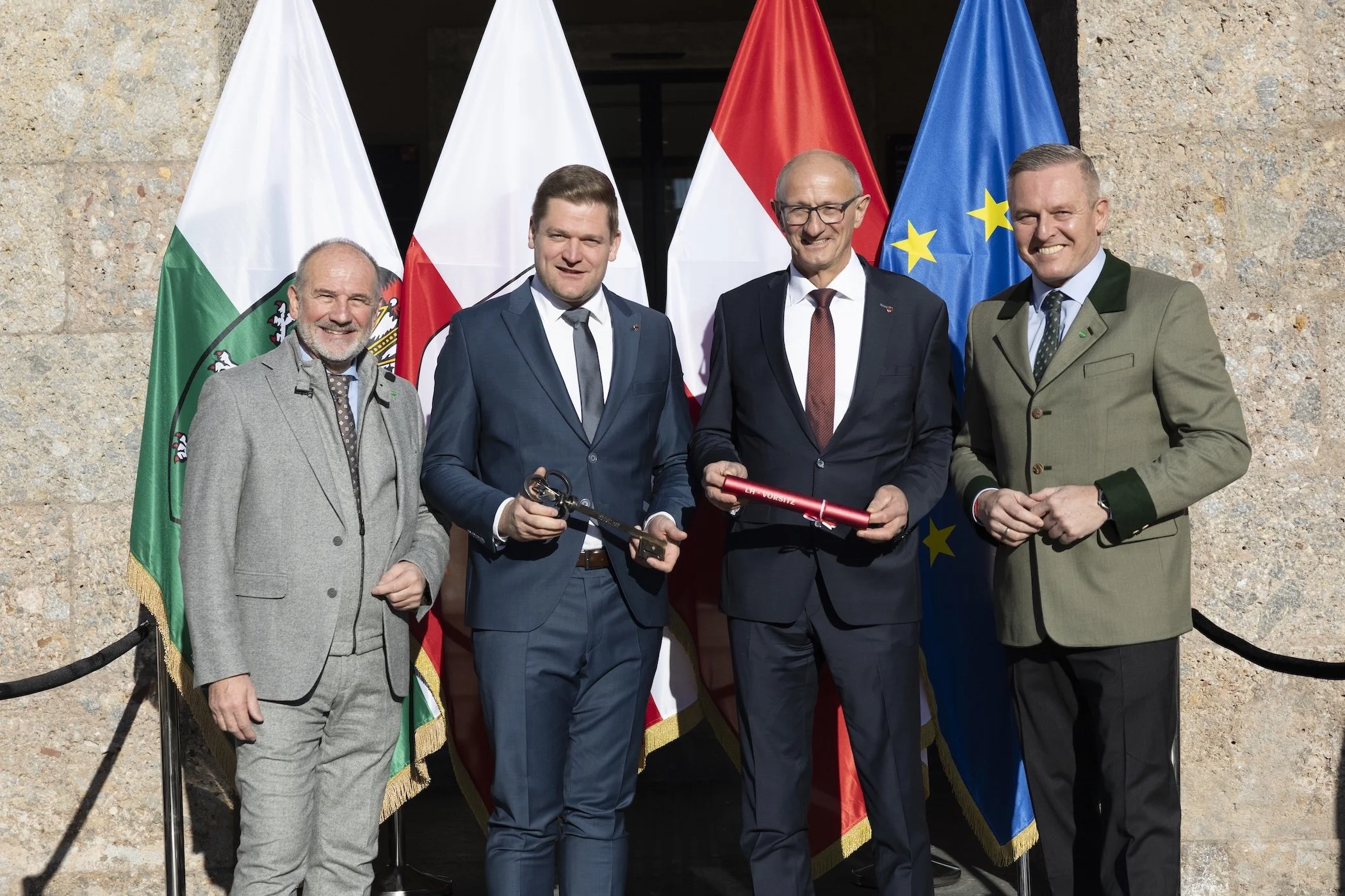Bergauf für Österreich: Peter Samt (l.) übergab Bundesrats-Vorsitz an Markus Stotter (2.v.l.), LH Mattle (3.v.l.) übernimmt Vorsitz in der LH-Konferenz von Mario Kunasek (r.). Fotos: Tirol/Sedlak