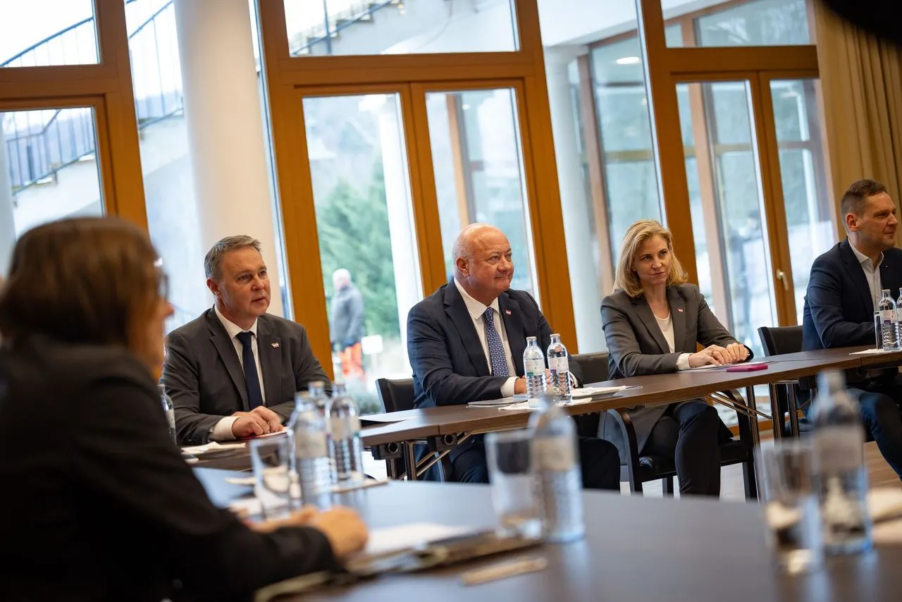 Spitzen der Regierung beraten mit Klubchefs und Koordinatoren in Mauerbach