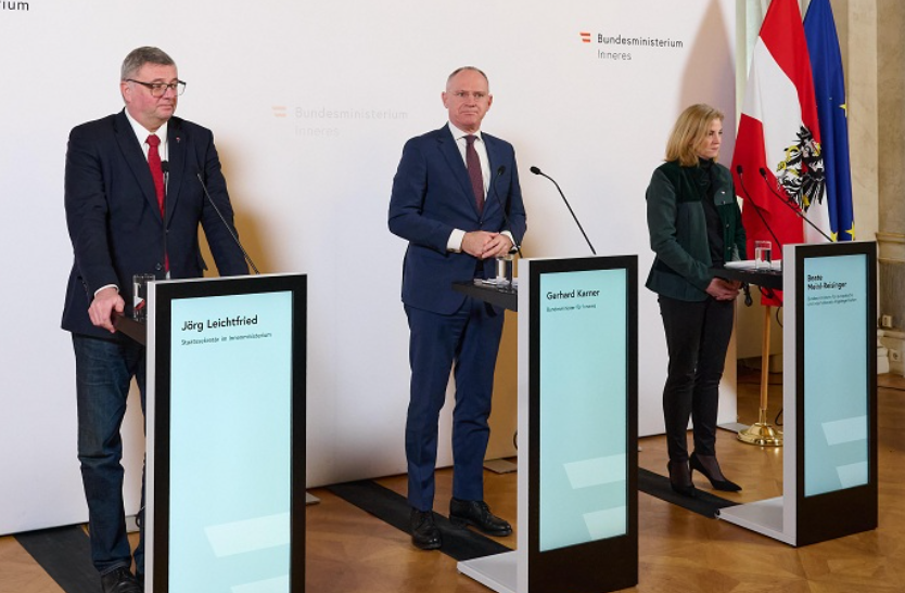 Pr#sentierten verschärftes Asyl- und modernes Fremdenrecht: Jörg Leichtfried, Gerhard Karner und Beate Meinl-Reisinger Foto: BMI