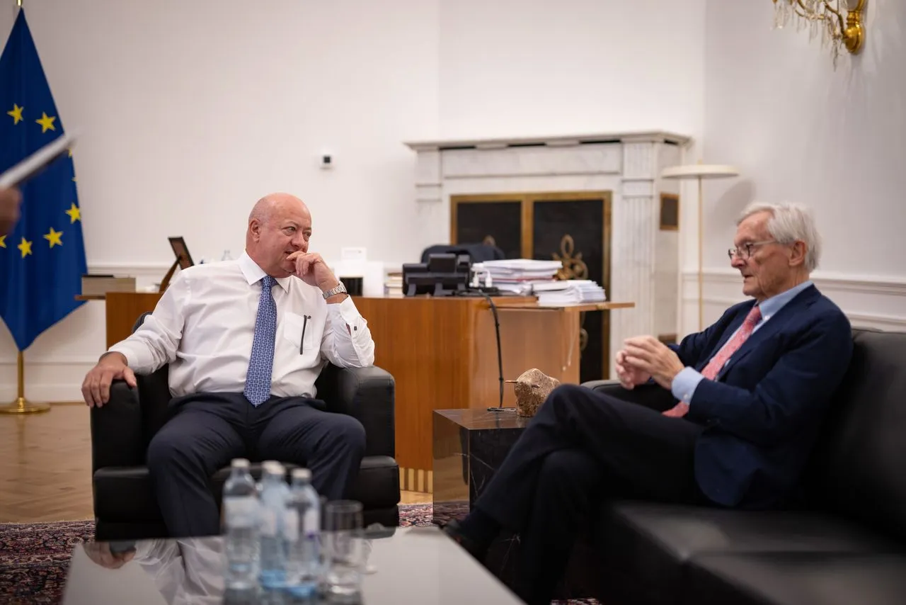 Arbeitsgespräch zur "nicht akzeptablen" Vorgangsweise von US-Präsident Donald Trump gegen Europa: Der langjährige Wirtschafts- und Außenminister sowie Bundeskanzler Wolfgang Schüssel bei Kanzler Christian Stocker. Foto: Jakob Glaser