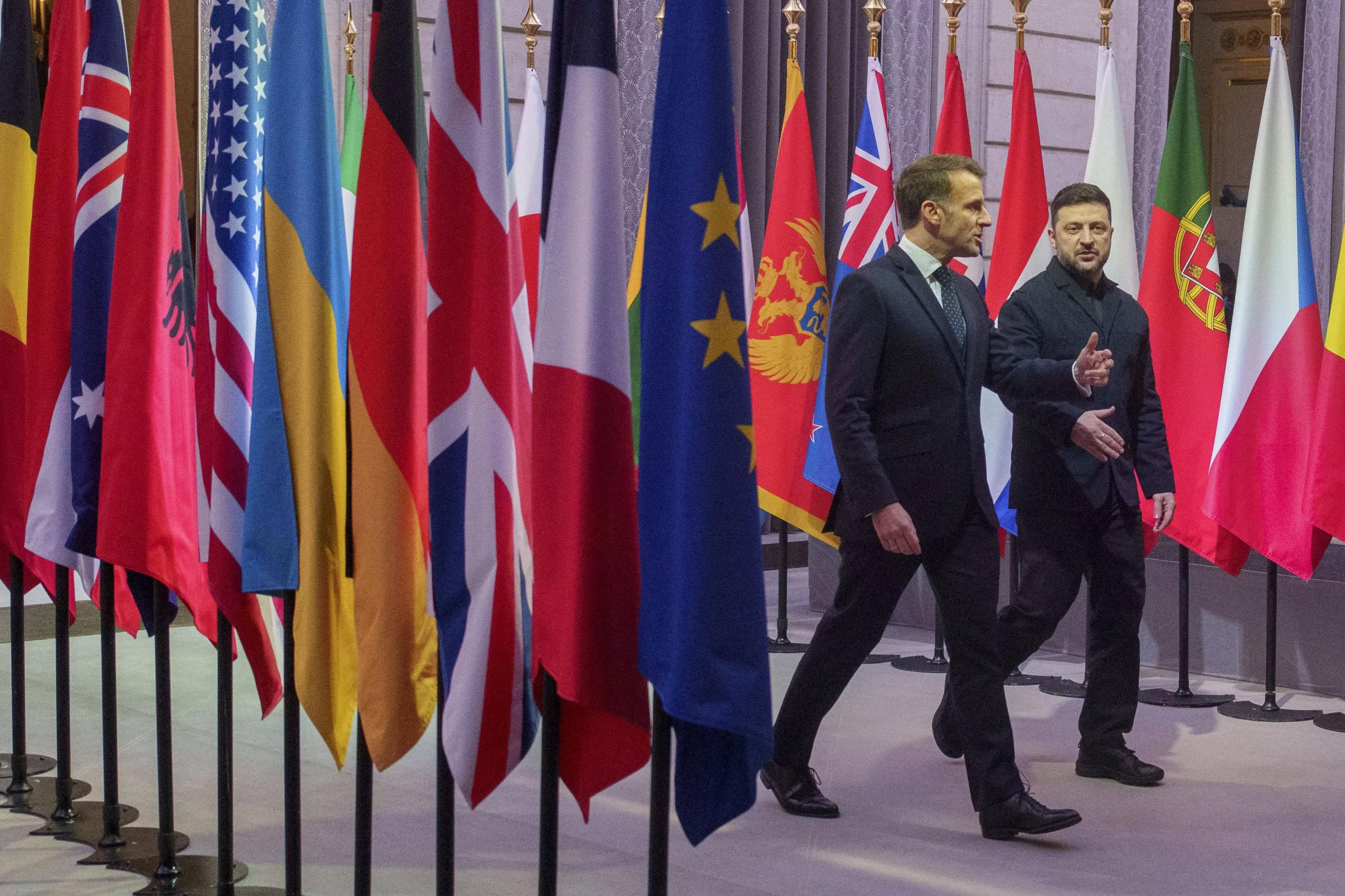 Europa sucht nach Sicherheitsgarantien für die Ukraine, Österreich unterstützt dies: Frankreichs Präsident Macron mit Ukraines Präsident Selenskyj am Drei-Königs-Tag in Paris. Foto: IMAGO - Anadolu Agency
