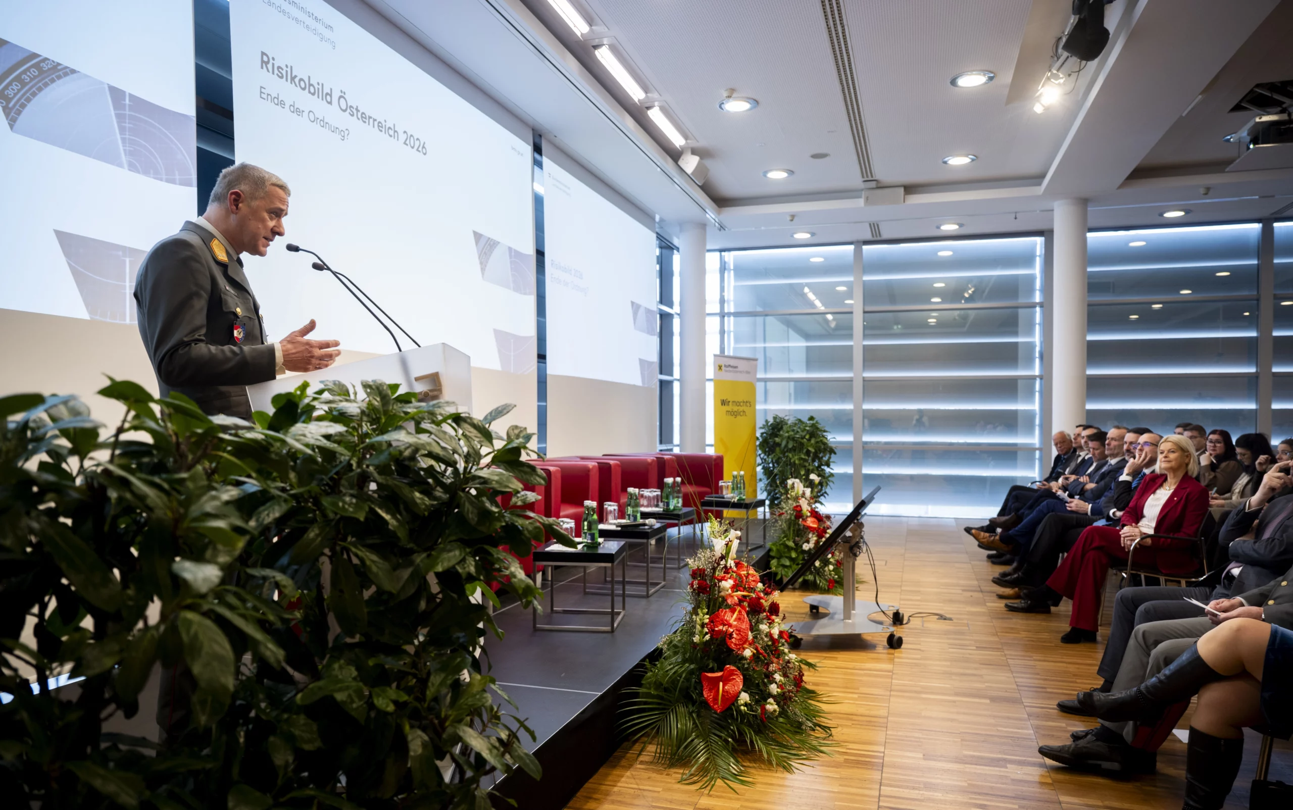 Generalmajor Roman Vartok erläutert das Risikobild 2026 und die Konsequenzen für die Landesverteidigung. Foto: Carina Karlovits / HBF