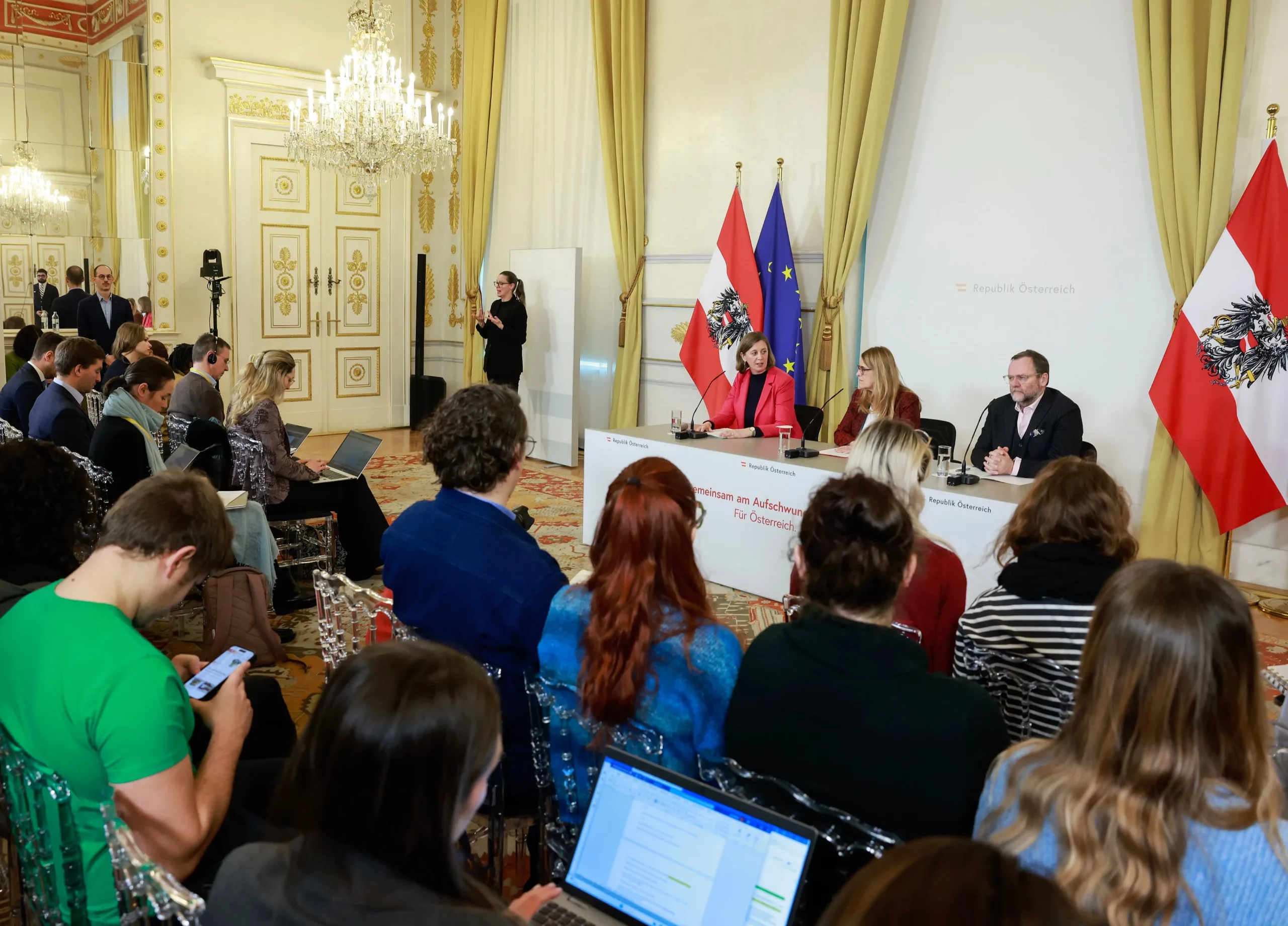 Großes Interesse an Erläuterung zur Steuersenkung im Pressefoyer. Foto: Regina Aigner
