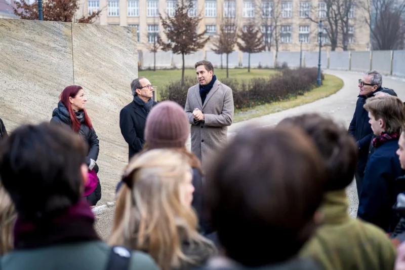 Staatssekretär Alexander Pröll besuchte anlässlich des Holocaust-Gedenktages mit einer Schulklasse die Shoah-Namensmauer. Foto: BKA/Florian Schrötter