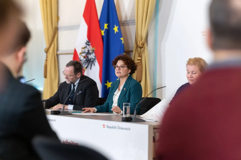 Tourismus-Staatssekretärin Elisabeth Zehetner präsentierte am Mittwoch mit den Koalitionspartnern das Maßnahmenprogramm für den Tourismus. Foto: BKA/Tarek Wilde