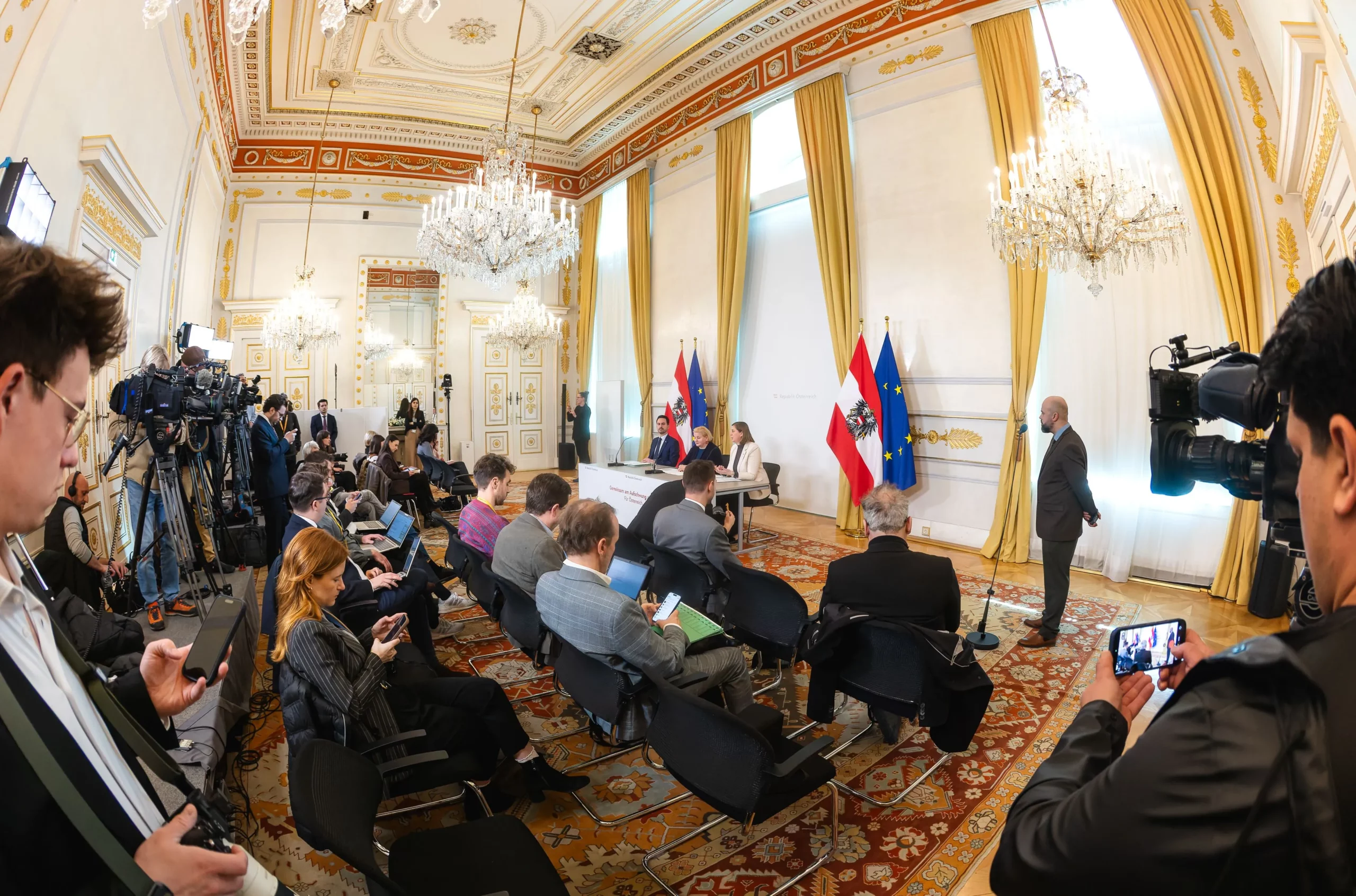 Drei Regierungsmitglieder - Corinna Schumann, Christoph Wiederkehr und Barbara Miedl-Eibinger - präsentierten den Start für die Arbeiten der Regierung an einer Strategie für mehr Fachkräfte. Foto: Valentin Brauneis