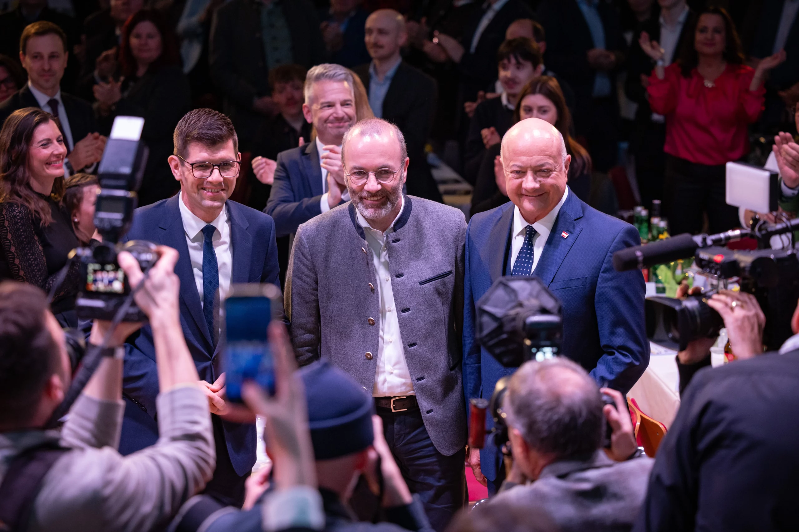 Hunderte Gäste kamen zum politischen Aschermittwoch der ÖVP Kärnten nach Klagenfurt: Kärntens VP-Chef Martin Gruber, EVP-Chef Manfred Weber und Bundeskanzler sowie ÖVP-Bundesparteiobmann Christian Stocker. Foto: Jakob Glaser