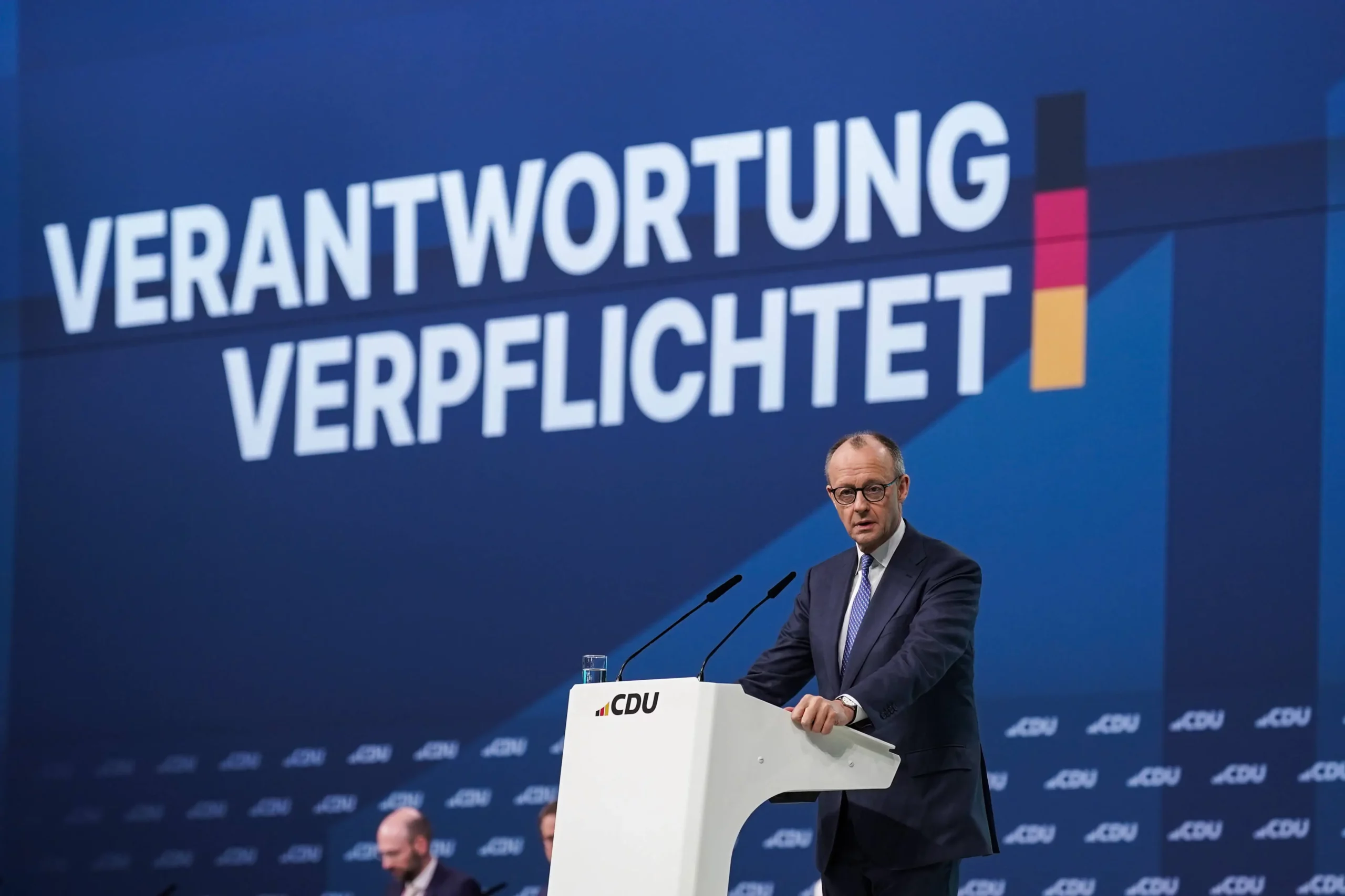 Deutschlands Bundeskanzler Friedrich Merz erhielt beim CDU-Parteitag in Stuttgart mit 92 Prozent der Delegiertenstimmen ein starkes Votum für seine dritte Periode als Parteichef. Foto: Imago / Steinsiek