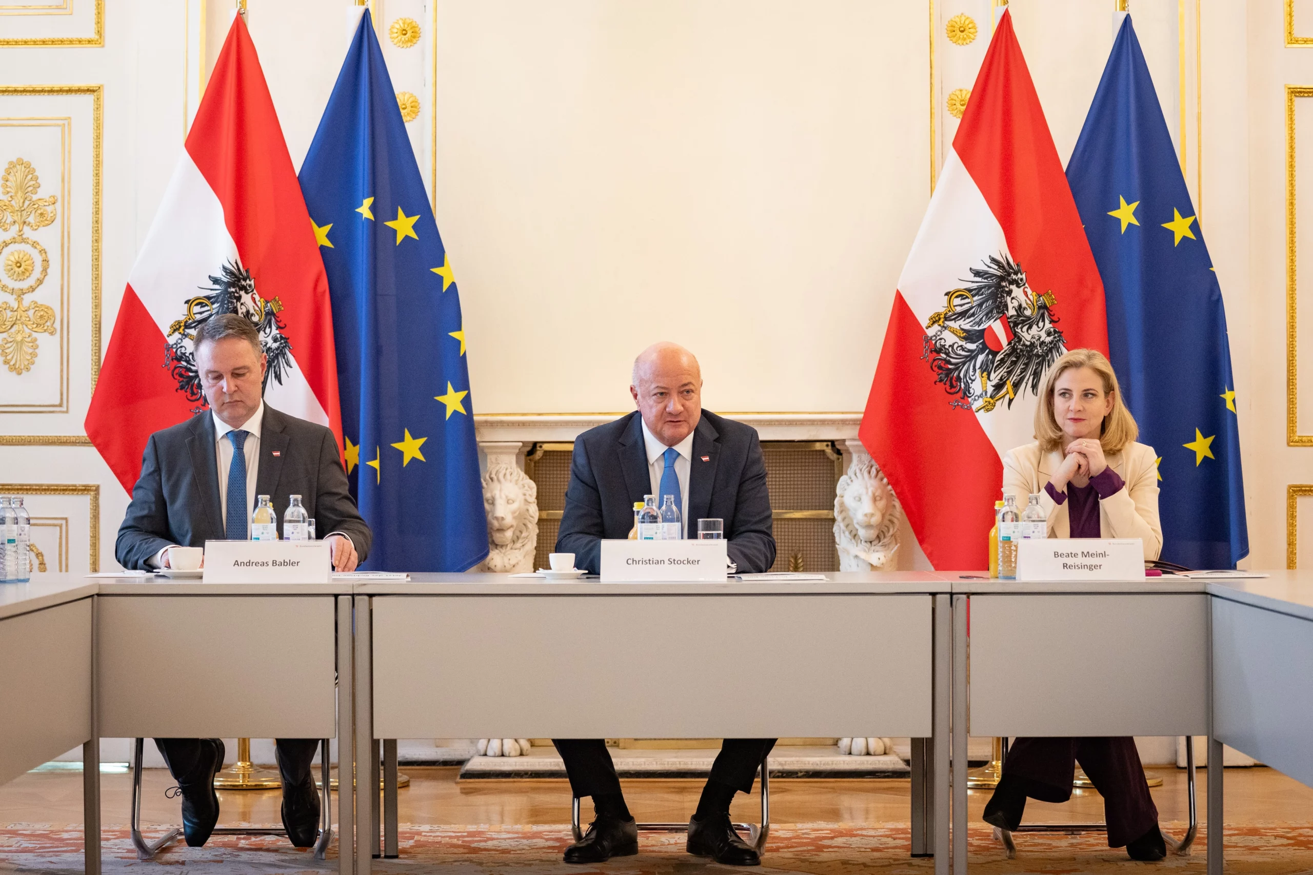 Bundeskanzler Christian Stocker (ÖVP), Vizekanzler Andreas Babler (SPÖ) und Außenministerin Beate Meinl-Reisinger (Neos).