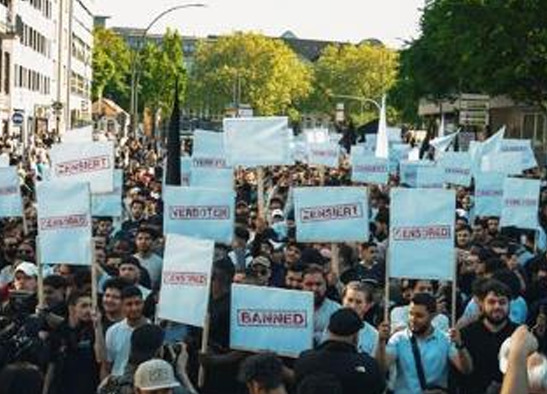 Muslim Interaktiv ist eine islamische Vereinigung, deren Netzwerk aus Deutschland in den gesamten deutschsprachigen Raum hineinwirkt, und die in Deutschland durch das Innenministerium verboten wurde (im Bild eine Demonstration in Hamburg 2024, entnommen der gegenständlichen Studie).