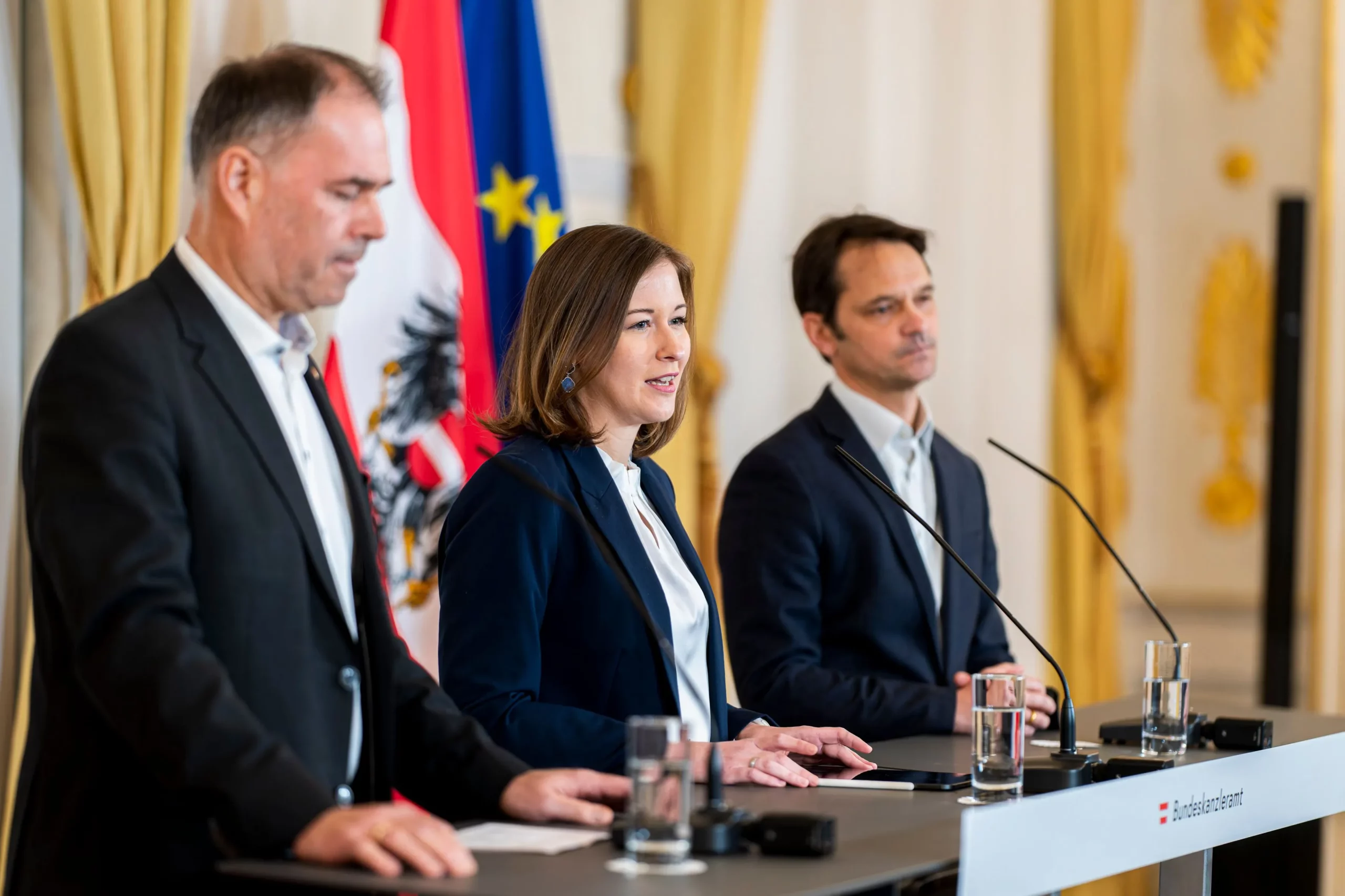 Ministerin Claudia Bauer erläuterte gemeinsam mit Philippe Narval (r.), dem Generalsekretär der Lebenshilfe, und Peter Kaiser (l.) dem stellvertretender Generalsekretär des Österreichischen Roten Kreuzes, die Herausforderungen des Zivildienstes. Foto: Florian Schrötter