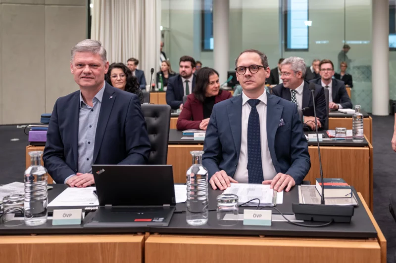 Andreas Hanger (l.) geht mit der FPÖ im Umgang mit Auskunftspersonen im Pilnacek U-Ausschuss hart ins Gericht. ER fordert eine Entschuldigung. Foto: Parlament/Bucher