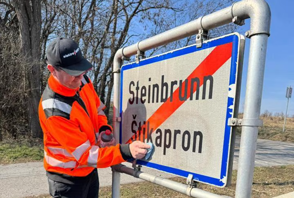 Im Burgenland wurden an zwei Ortstafeln die kroatischen Namen beschmiert. Die ÖVP verurteilte die Schmieraktion, die Gemeinden erstatteten Anzeige. Fotos: Screenshot Network RAI