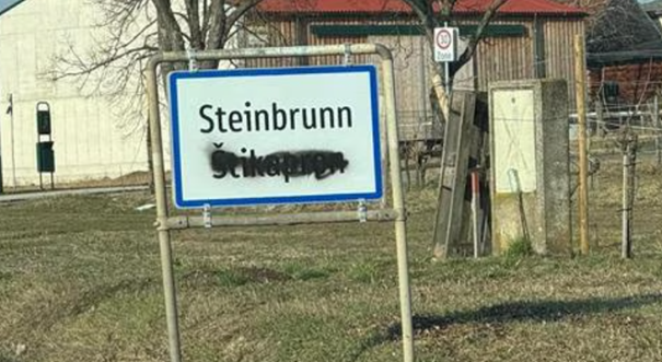 Beschmierte Ortstafel der Gemeinde Steinbrunn/Štikapron