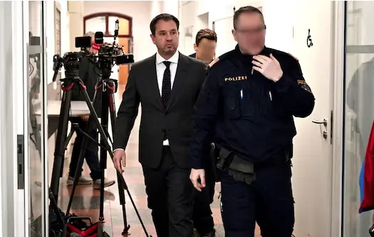 Thomas Schmid (l.), ehemals u.a. Generalsekretär im Finanzministerium, ist inzwischen Kronzeuge der Staatsanwaltschaft. Seine Aussagen gelten laut Rechtsanwalt Dr. Rohregger als umstritten. Bild: Screenshot krone.at