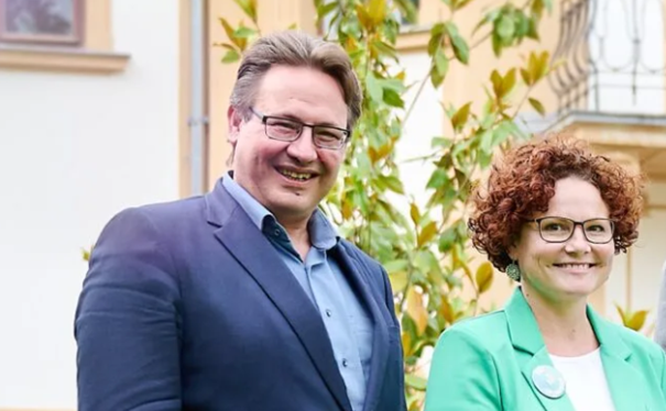 Oecolution-Geschäftsführer Christian Tesch mit Vorgängerin, Staatssekretärin Elisabeth Zehetner