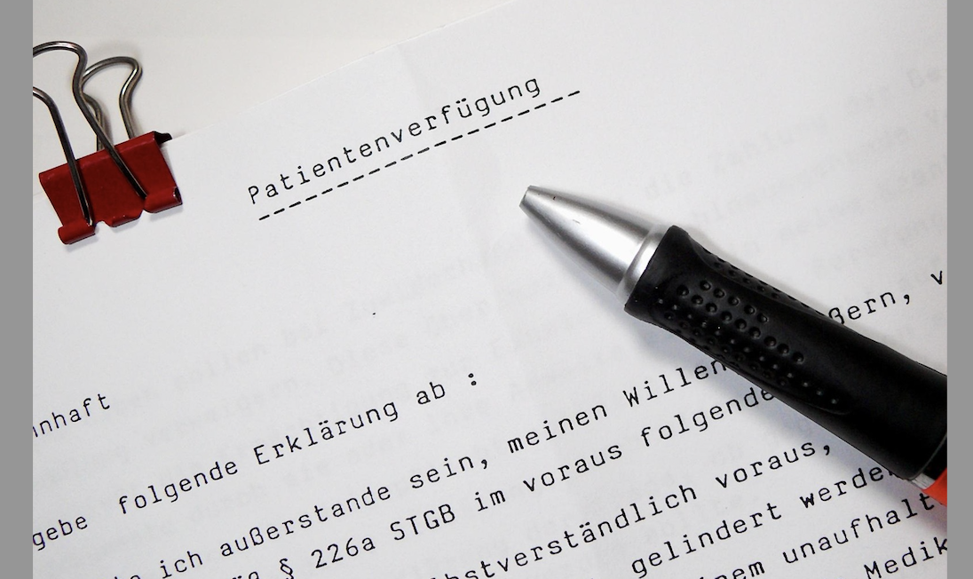 Bedeutsame Entscheidungen für Wirtschaft und Privatleben - wie Verträge, Testamente oder Patientenverfügungen - werden durch Notarinnen und Notare begleitet und beglaubigt. Der Justizausschuss hebt nun das Alter für Notariatskandidaten einstimmig an. Foto: Moritz320/Pixabay