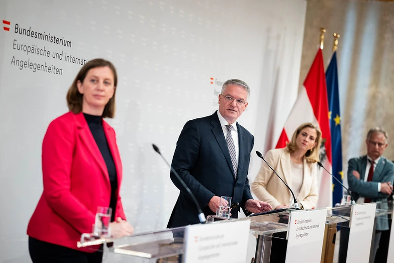 Außenministerin Beate Meinl-Reisinger präsentierte gemeinsam mit OECD-Generalsekretär Mathias Cormann, Finanzminister Markus Marterbauer und Staatssekretärin Barbara Eibinger-Miedl den neuesten Wirtschaftsbericht der OECD zu Österreich in Wien. Foto: © BMEIA/ Michael Gruber