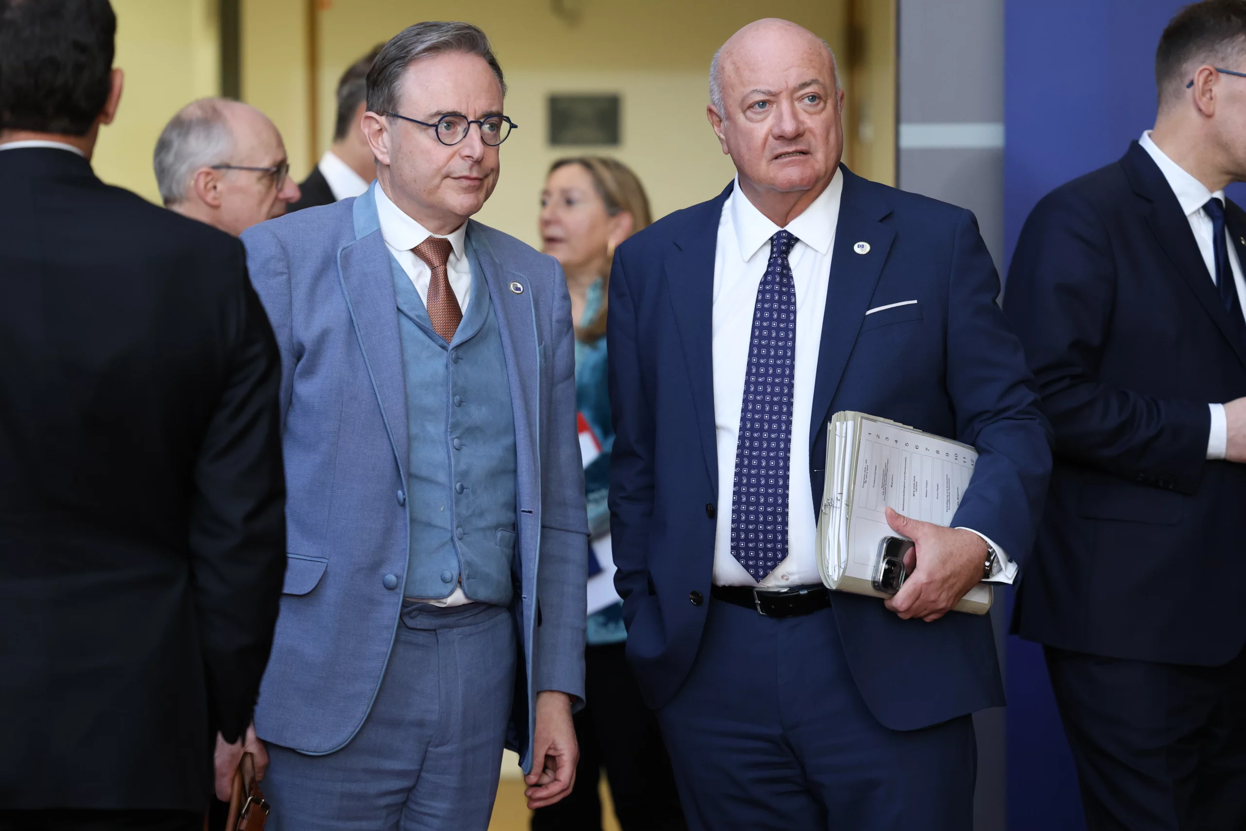 Bundeskanzler Christian Stocker (im Bild mit seinem belgischen Amtskollegen Bart De Wever) bei der Ratstagung in Brüssel: Drei Initiativen gegen steigende Preise. Foto: EU