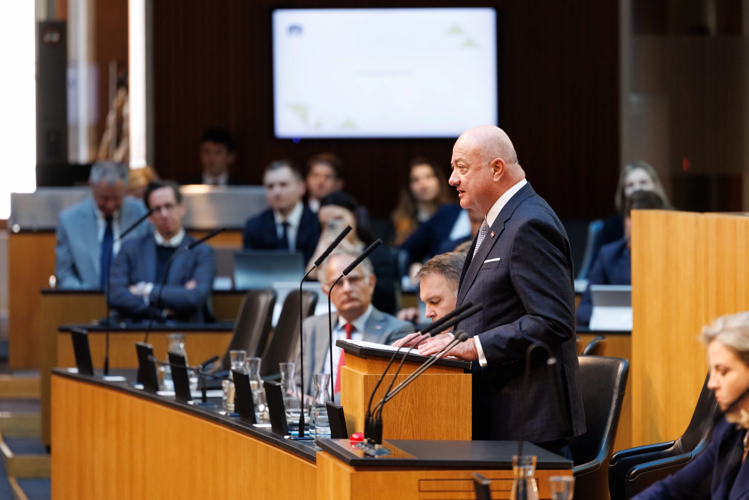 Bundeskanzler Christian Stocker in der Sondersitzung des Nationalrats: Neue Regeln, um Inflation einzudämmen und kritische Abrechnung mit FP-Klubchef Herbert Kickl. Foto: Parlament / Sattler-Remling