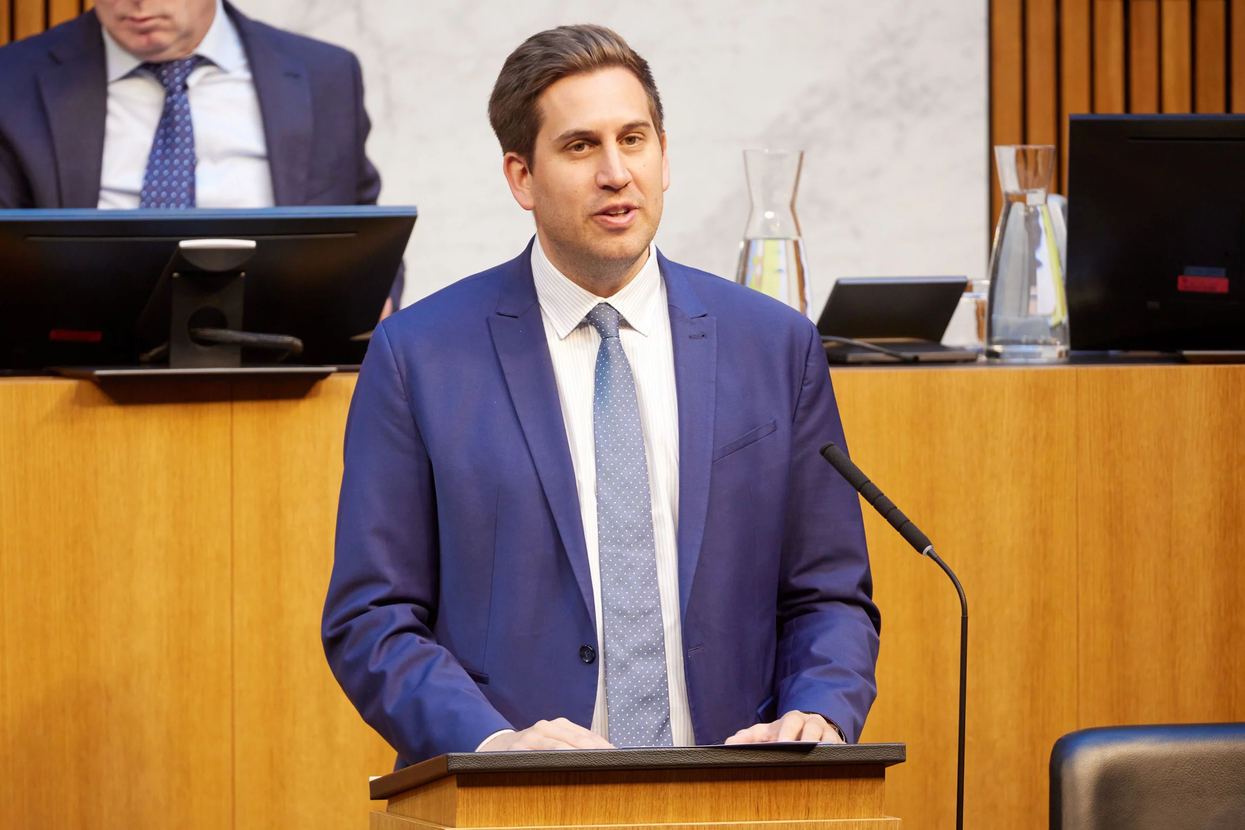 Kompakte Information: Staatssekretär Alexander Pröll vor dem Nationalrat. Foto: Thomas Topf