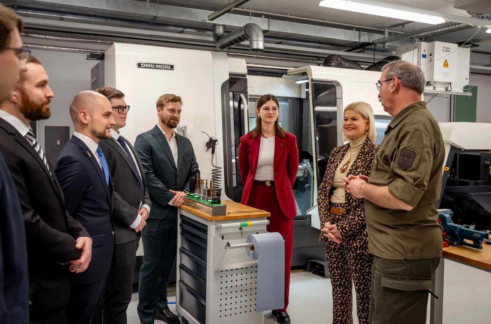 Verteidigungsministerin Klaudia Tanner bei einer Information durch Generalmajor Friedrich Teichmann und Team von GATE Space. Foto: BMLV