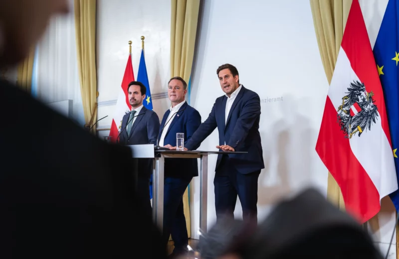 Staatssekretär Alexander Pröll hat das Social-Media-Verbot wesentlich vorangetrieben. Am Freitag wurden die Eckpunkte präsentiert. Foto: BKA/Valentin Brauneis