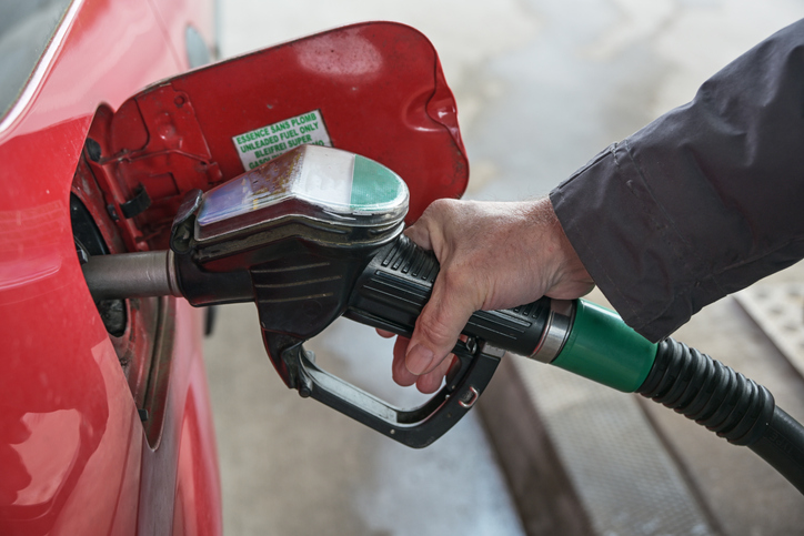 Die Preise an den Zapfsäulen steigen wieder. Bundeskanzler Stocker spricht sich für eine temporäre Senkung der Steuern auf Treibstoffe aus. Foto: istock / fermate