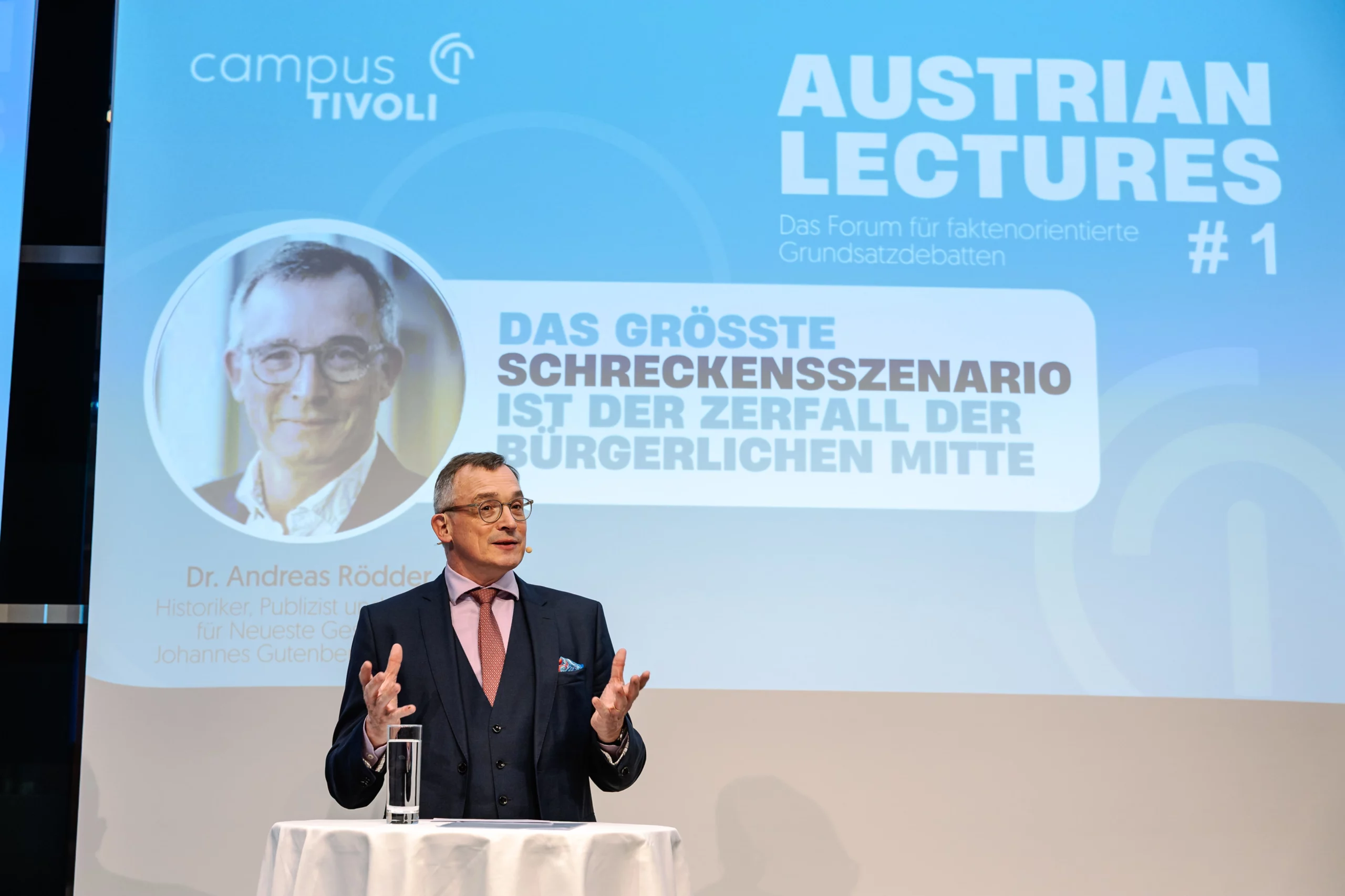 Die Politik der bürgerlichen Mitte steht für Wohlstand, Freiheit und Sicherheit: Der deutsche Historiker Andreas Rödder bei den Austrian Lectures von Campus Tivoli in Wien. Foto: Campus / Nikolaus Granser