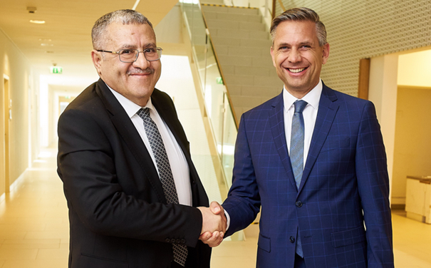 Wolfgang Hattmannsdorfer und Algeriens Energie-Generalsekretär Nabil Kafi in Wien. Foto: E. Holey