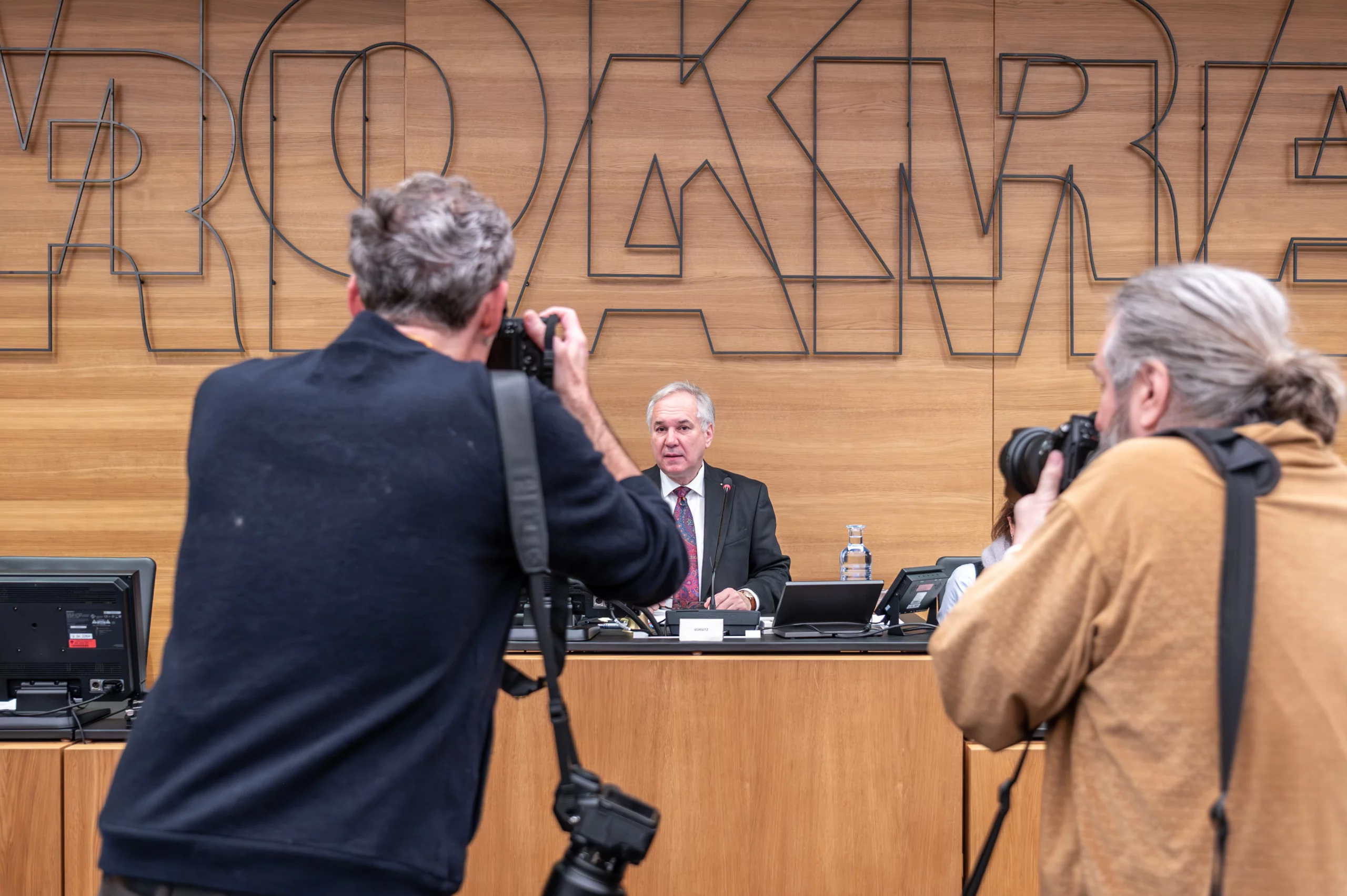 Walter Rosenkranz (FPÖ) leitet als Präsident des Nationalrats die Sitzungen des U-Ausschusses. ÖVP-Fraktionsführer Andreas Hanger wirft nun Volksanwalt Christoph Luisser (FPÖ) vor, Fakten zu ignorieren. Foto: Michael Buchner