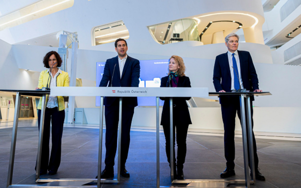 Ausweise digital: Staatssekretär Alexander Pröll präsentierte gemeinsam mit Bundesministerin Eva-Maria Holzleitner, Direktorin der Hochschule Campus Wien Doris Link und WU-Rektor Rupert Sausgruber den Digitalen Studierendenausweis. Foto: Florian Schrötter