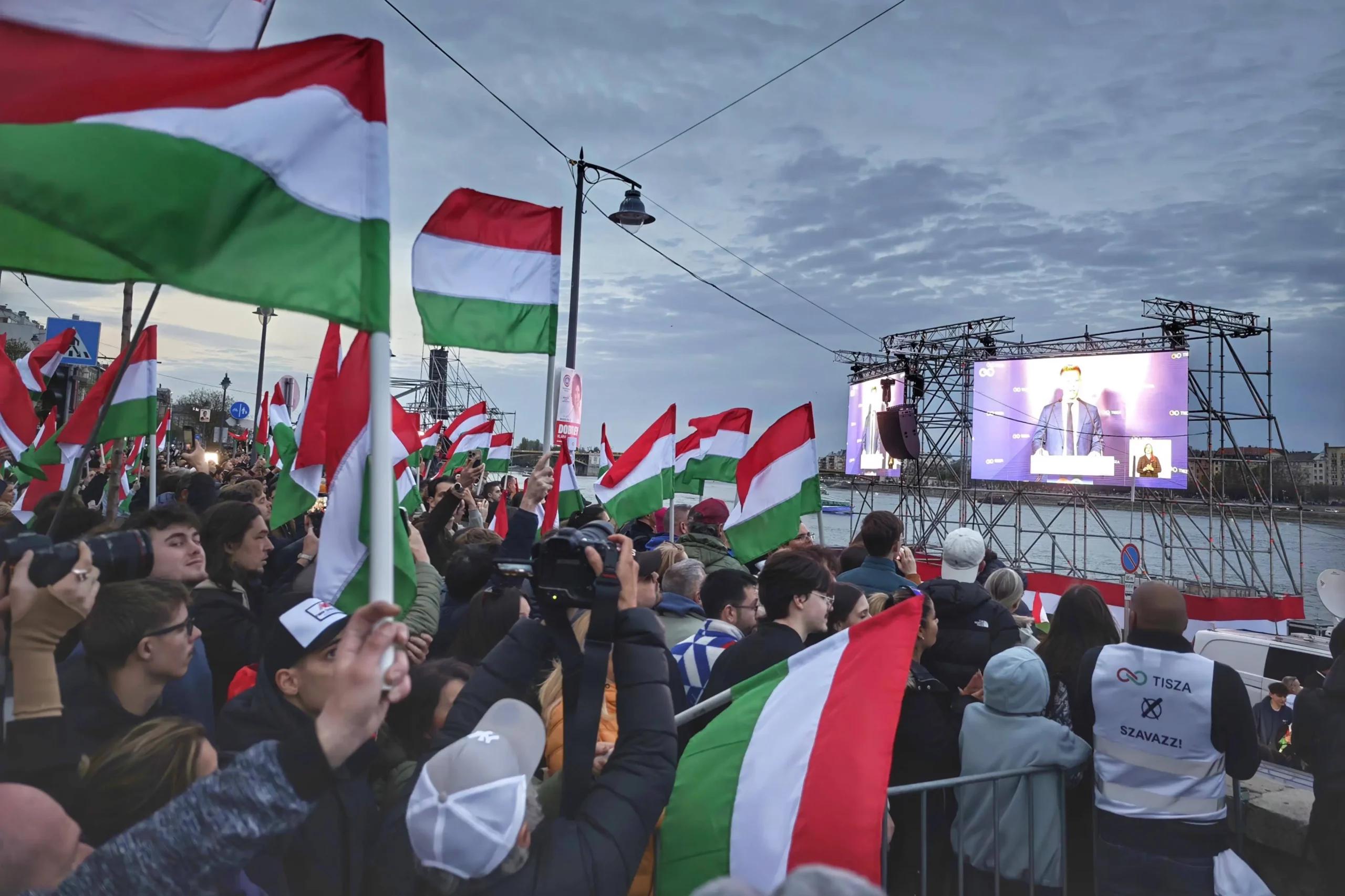 Tausende kamen zur Schlusskundgebung von TISZA mit der Rede von Peter Magyar, gezeigt auf einer Videowall in Budapest an der Donau. Foto: Imago