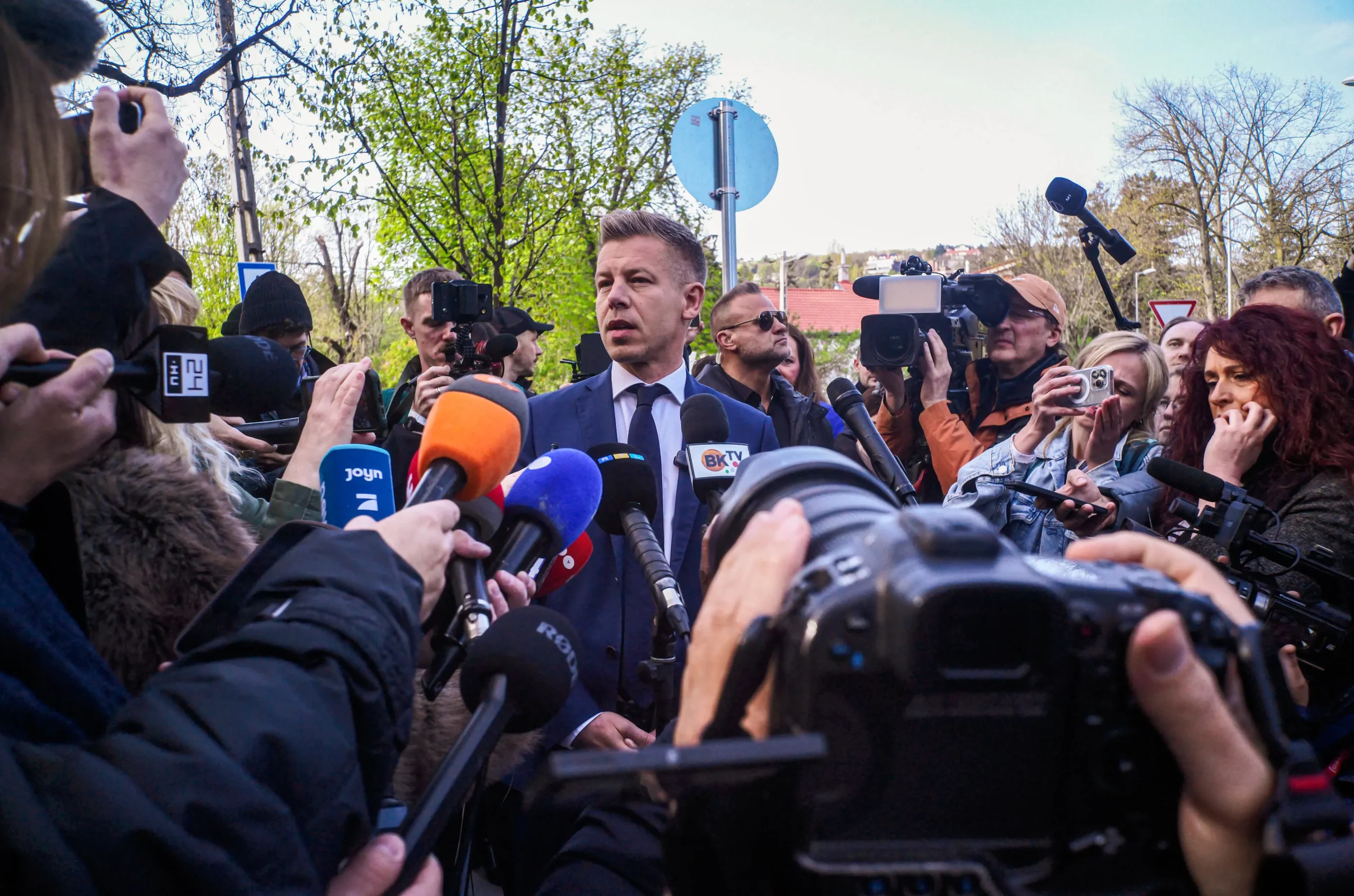 Der in Opposition zu Regierungschef Viktor Orban mit seinem Bündnis TISZA angetretene Peter Magyar (im Bild bei Interviews am Wahltag, 12.April) wird die Parlamentswahl in Ungarn mit einer Zwei-Drittel-Mehrheit der Sitze gewinnen. Foto: Imago-SOPA