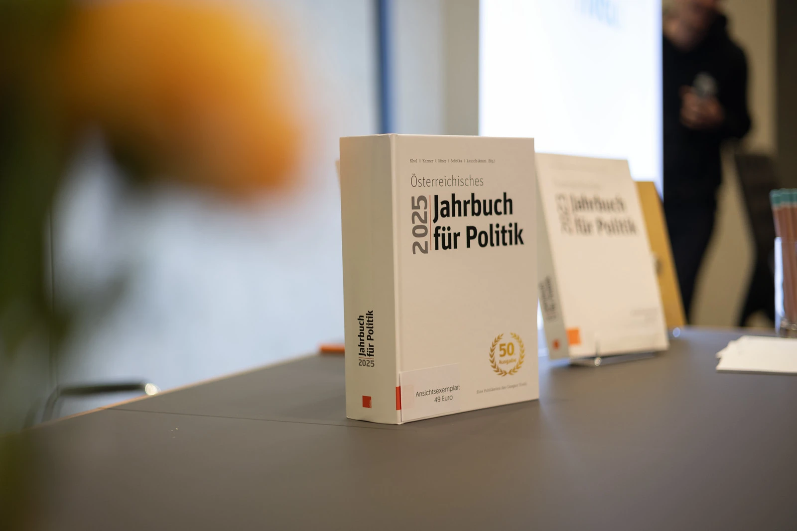 Jahrbuch für Politik 2025: Umfangreicher Band zum Jubiläum