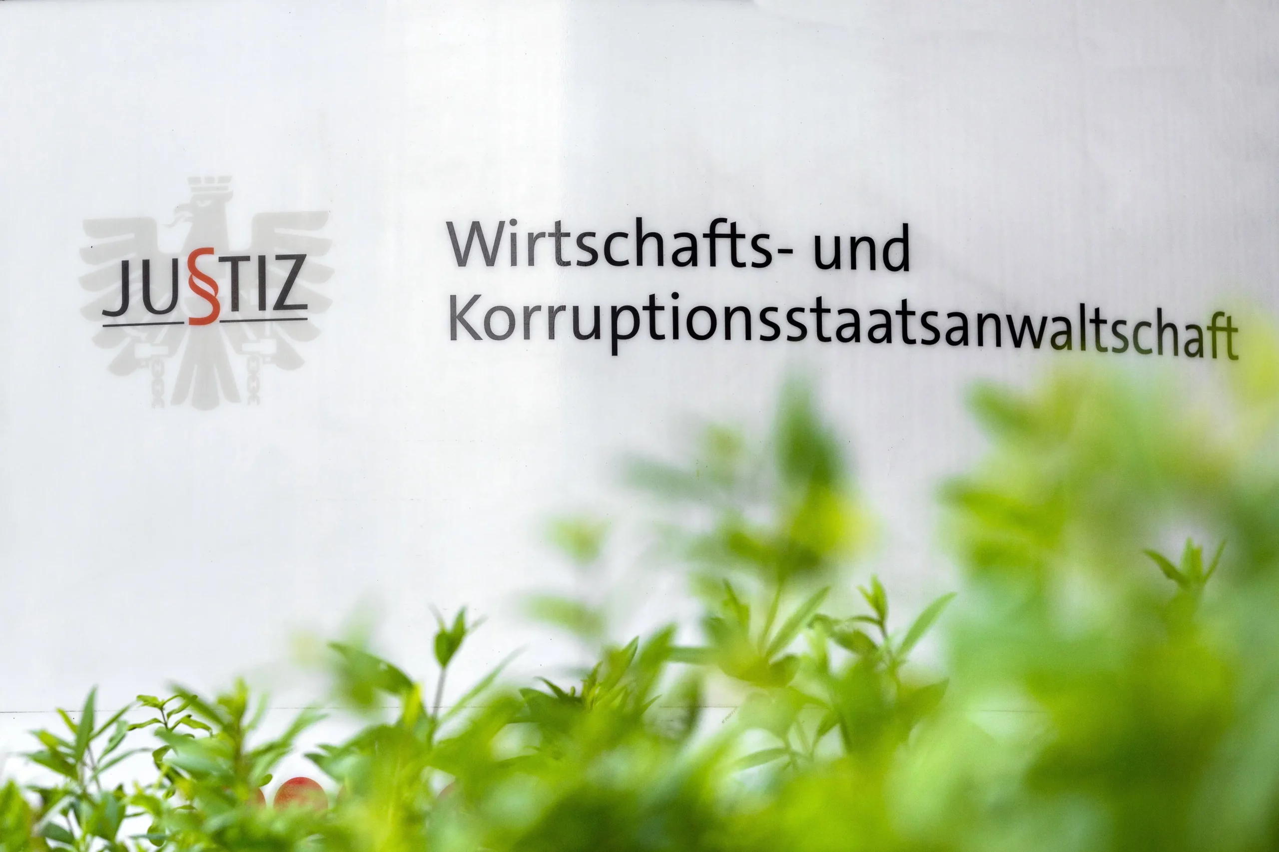 Die Wirtschafts- und Korruptionsstaatsanwaltschaft soll wegen Falschaussage gegen ihren Kronzeugen Thomas Schmid ermitteln. Das sei unvereinbar, sagt ÖVP-Justizssprecher Klaus Fürlinger. Er fordert Justizministerin Anna Sporrer auf, das abzustellen. Foto: Imago-Chromorange