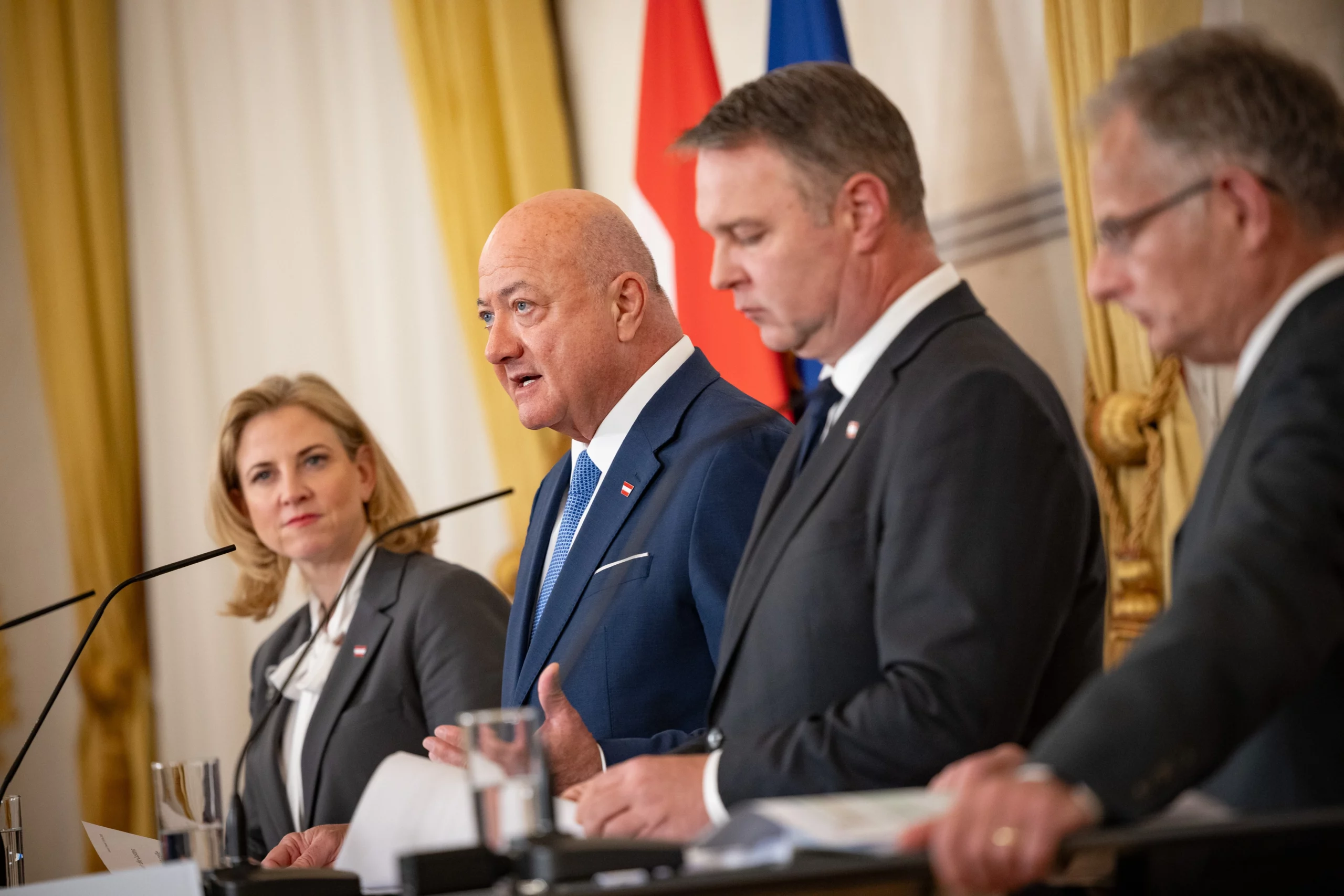 "Aufschwung. Gerechtigkeit. Reformen." markieren den Kurs der Dreier-Koalition mit Bundeskanzler Christian Stocker, Außenministerin Beate Meinl-Reisinger und Vizekanzler Andreas Babler. Diese Woche gelangt das Budget in den Nationalrat, Finanzminister Markus Marterbauer hält die Budgetrede. Foto: Jakob Glaser