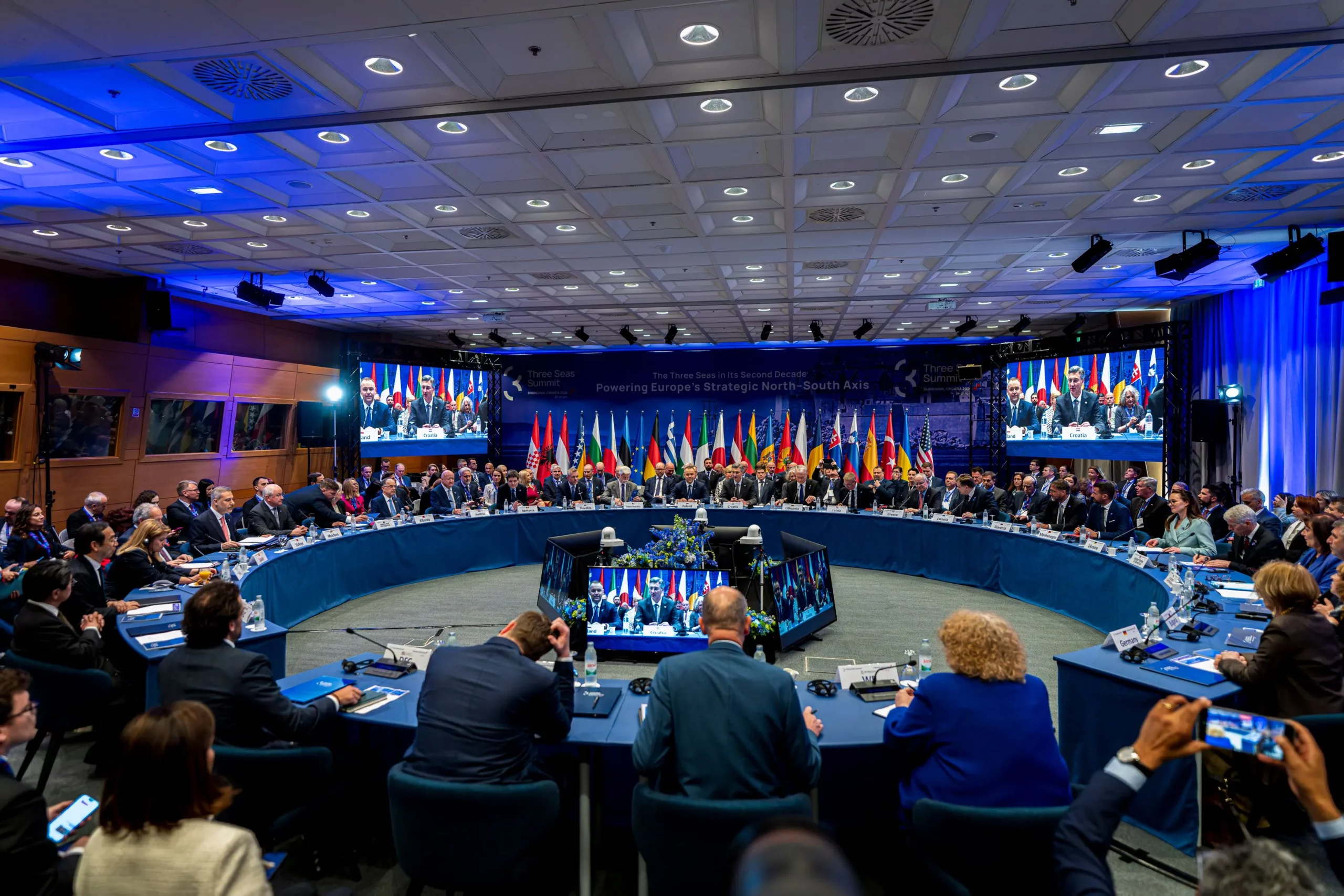 Die Staaten zwischen Schwarzem Meer und Adria kooperieren, unter anderem für unabhängige und sichere Energieversorgung. Österreich wurde bei der Konferenz in Dubrovnik (Kroatien) durch Bundeskanzler Christian Stocker vertreten. Fotos: Florian Schrötter