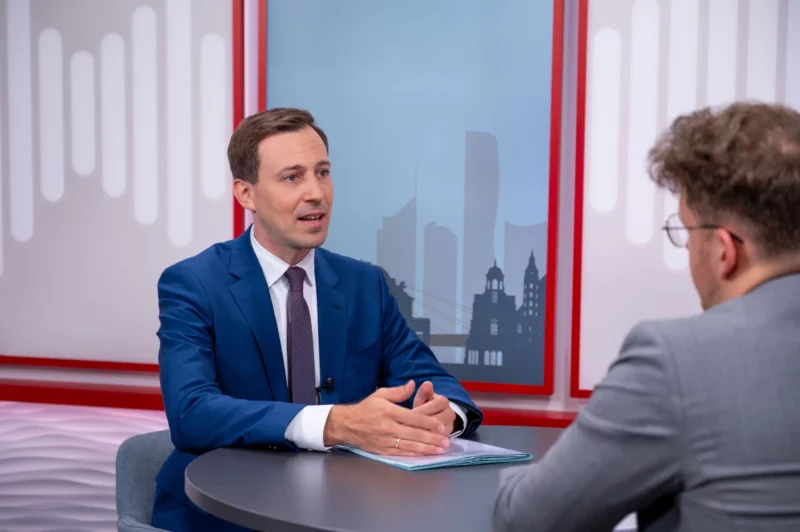 ÖVP-Generalsekretär Nico Marchetti betont, dass im Doppelbudget neue Steuerbelastungen verhindert werden konnten. Er lobt die geplante Lohnnebenkostensenkung. Foto: Volkspartei