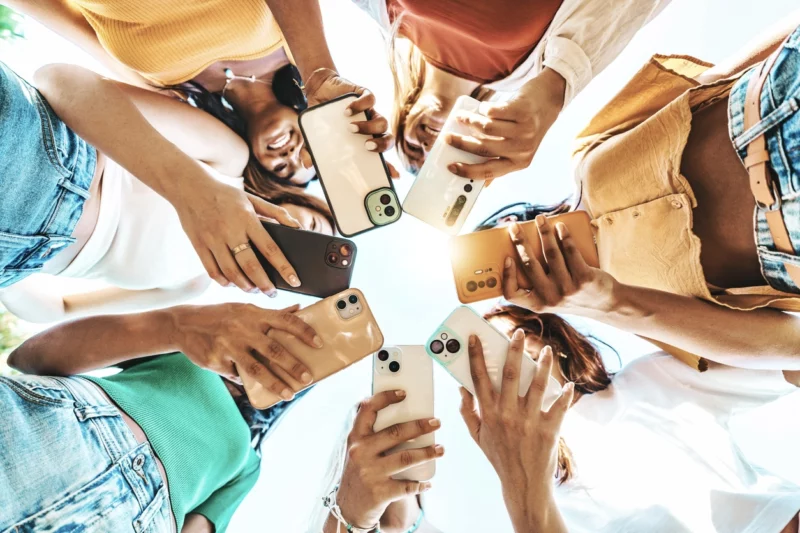 Optimistischer als man glaubt. Laut Ö3 Jugendstudie blicken 86 % der GenZ positiv in die Zukunft. Foto: iStock/Kar-Tr