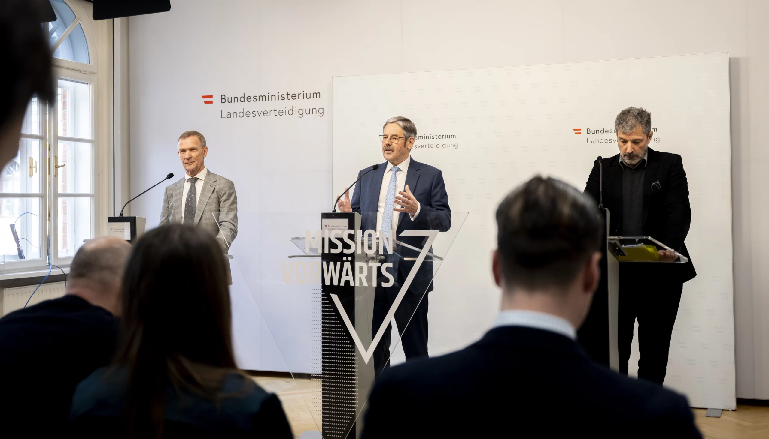 Experten der von Erwin Hameseder (M.) geleiteten Wehrdienstkommission sind für Verlängerung des Dienstes. Foto: Carina Karlovits, HBF