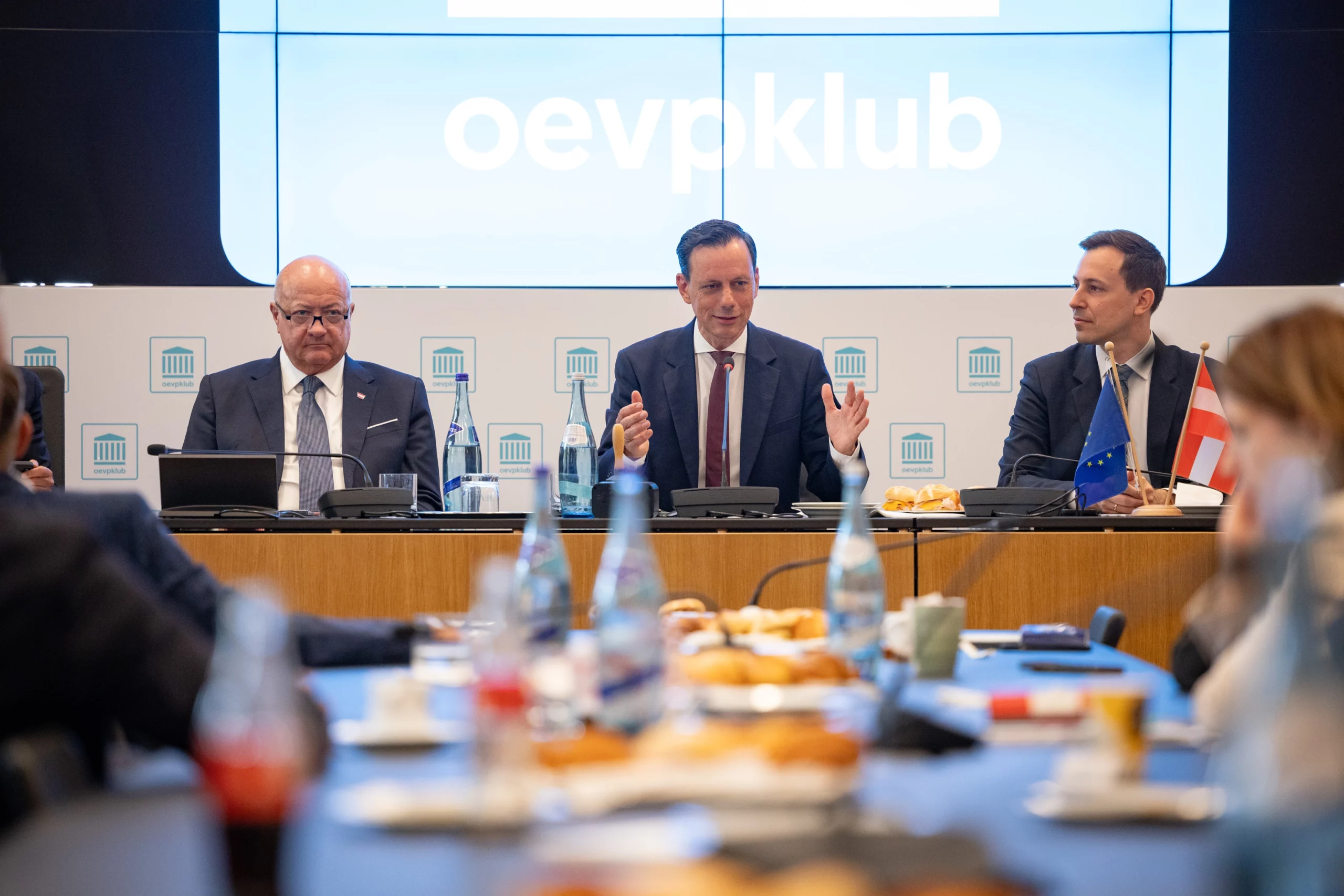 Einstimmig zum neuen Klubchef gewählt: Ernst Gödl (M.) übernimmt von August Wöginger die Führung des ÖVP-Parlamentsklub, vorgeschlagen von Bundesparteiobmann und Bundeskanzler Christian Stocker. Foto: Jakob Glaser