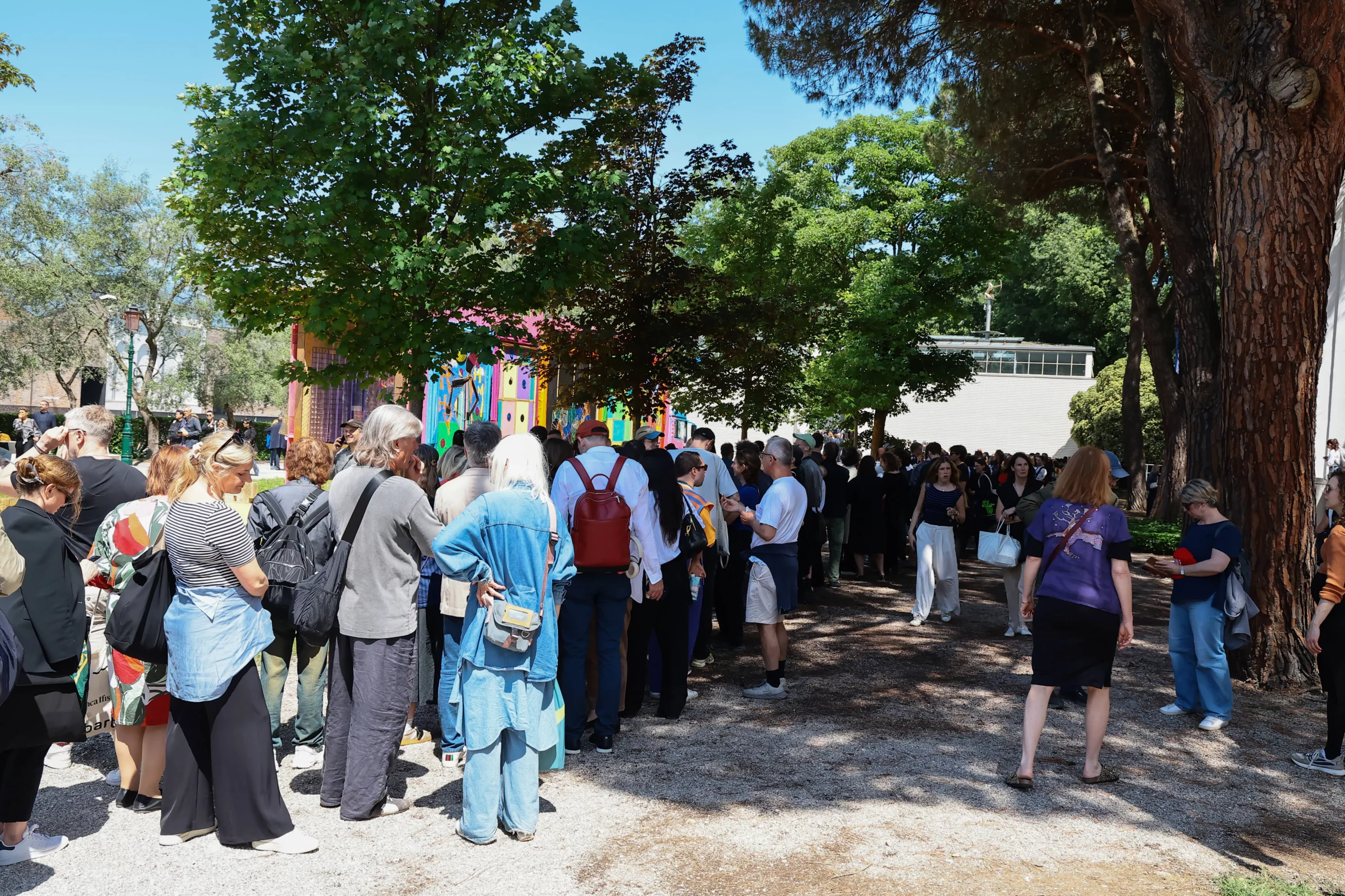 Für Österreichs Beitrag zur Biennale 2026 wurde eine Provokation angekündigt, was Publikumsinteresse auslöste. ÖVP-Kultursprecherin Daniela Gmeinbauer bekräftigt Kunstfreiheit, fordert aber Budgetverantwortung bei öffentlicher Finanzierung. Foto: Imago / Matteo Chillenato