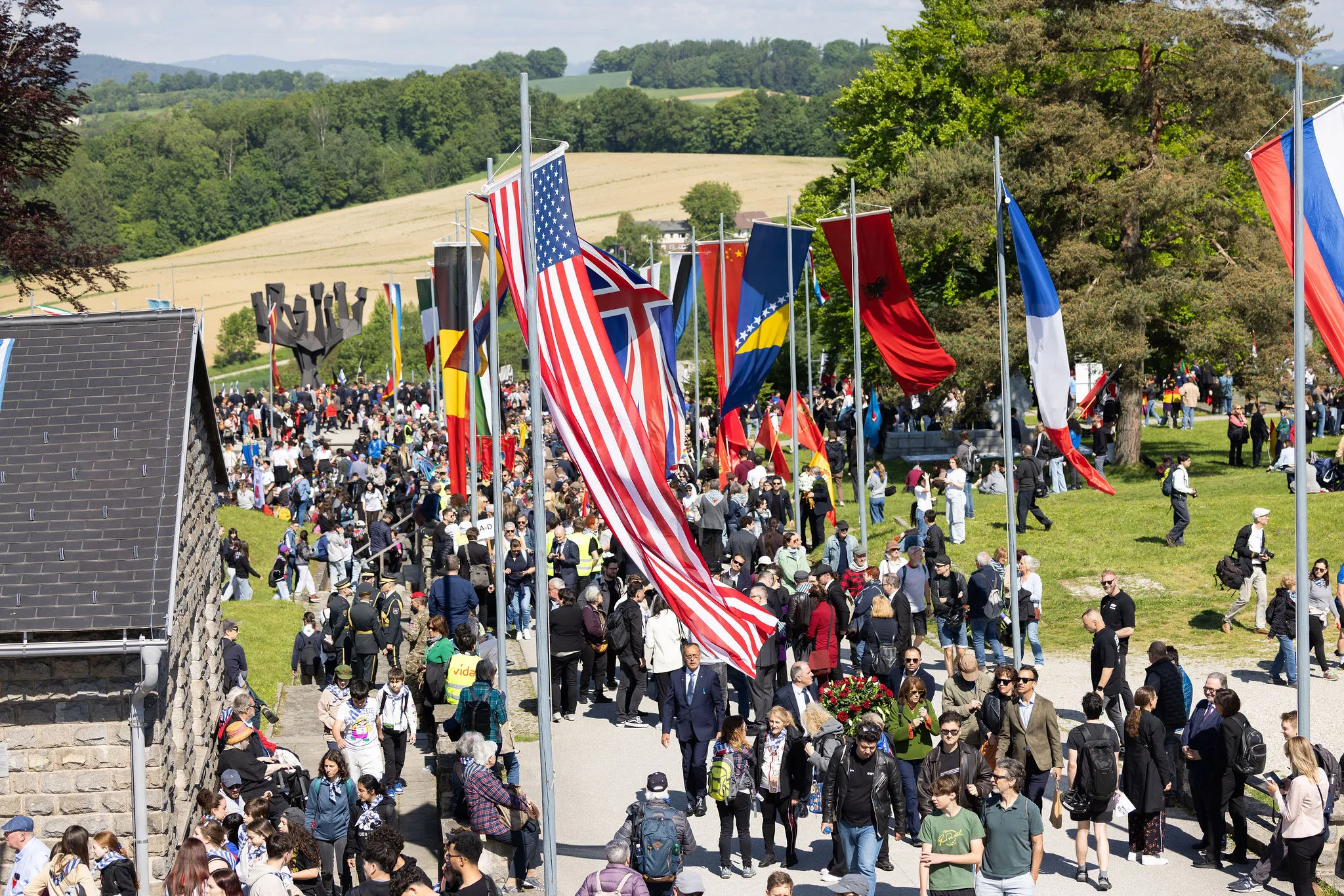 Jährlich kommen rund 130 Delegationen (Bild von 2025) nach Mauthausen, um der Befreiung des Konzentrationslagers zu gedenken. Foto: MKOE Alissar Najjar