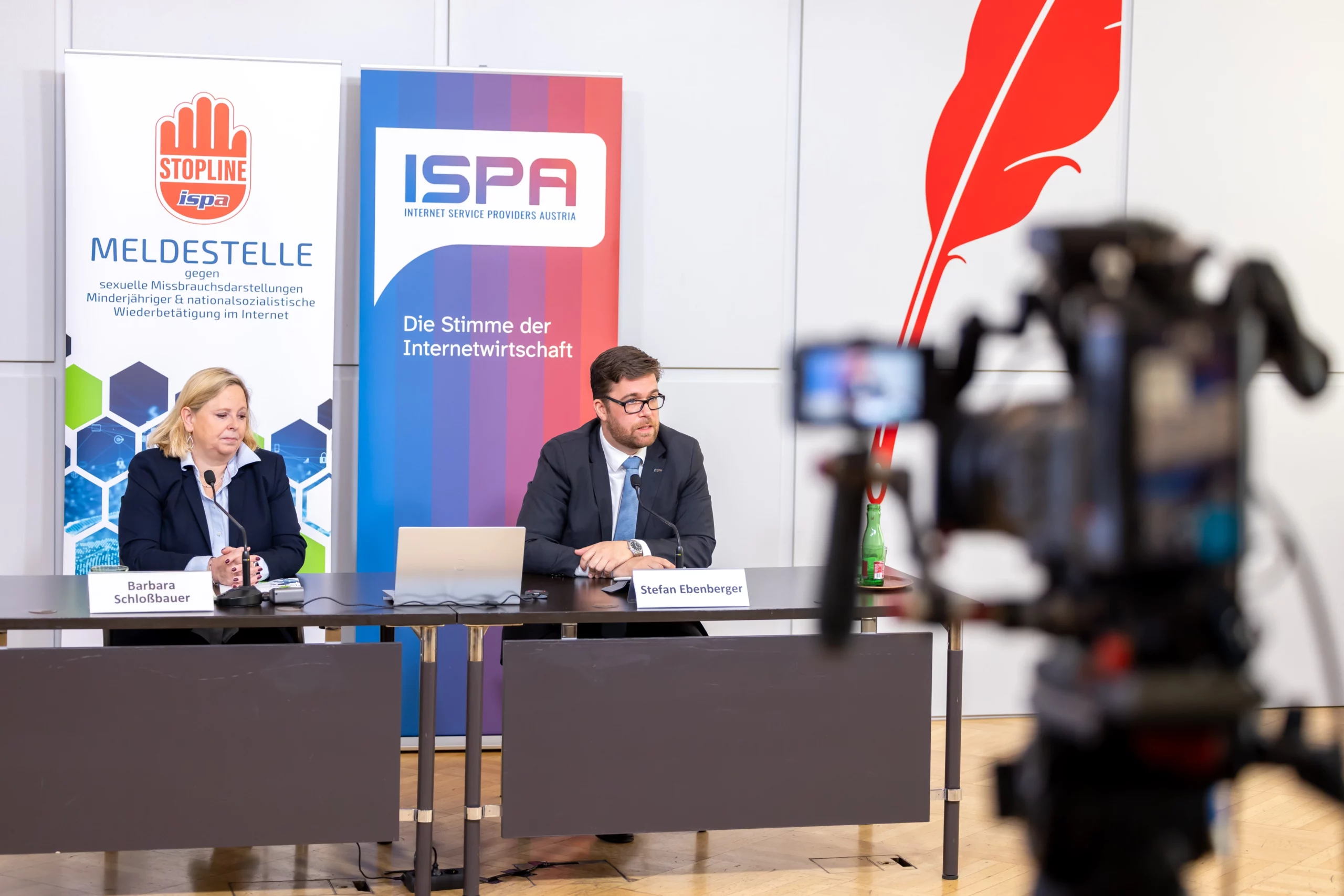 Stopline präsentierte registriert und bekämpft tausende illegale Netzbeiträge zu sexuellem Missbrauch Minderjähriger und zu NS-Wiederbetätigung. Fotos: APA Fotoservice, Kristian Juhasz