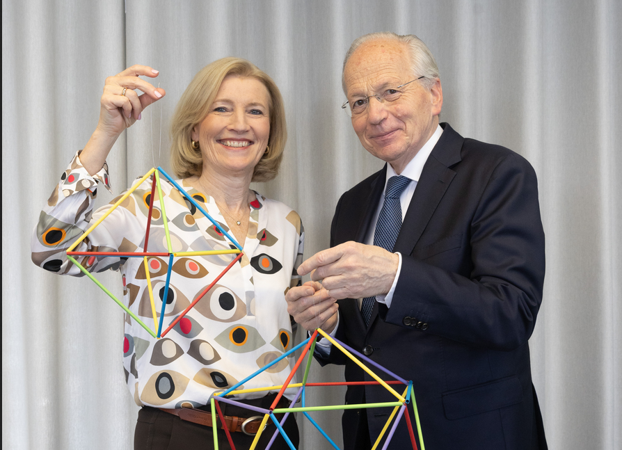 Rudolf Tascner: Mehrfach ausgezeichnet als Wissenschafter und als Vermittler (mit Martina Salomon). Foto: Jürg Christandl