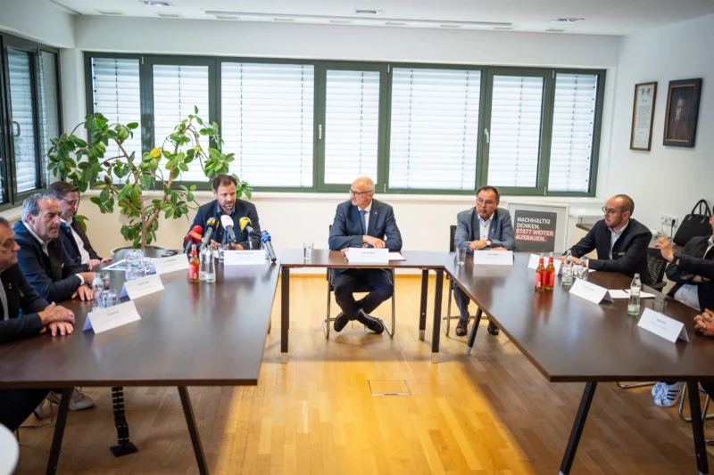Zeigen sich geeint im Kampf gegen den Transit am Brenner: LH Anton Mattle und die Bürgermeister des Wipptales. Foto: Land Tirol/Fitsch
