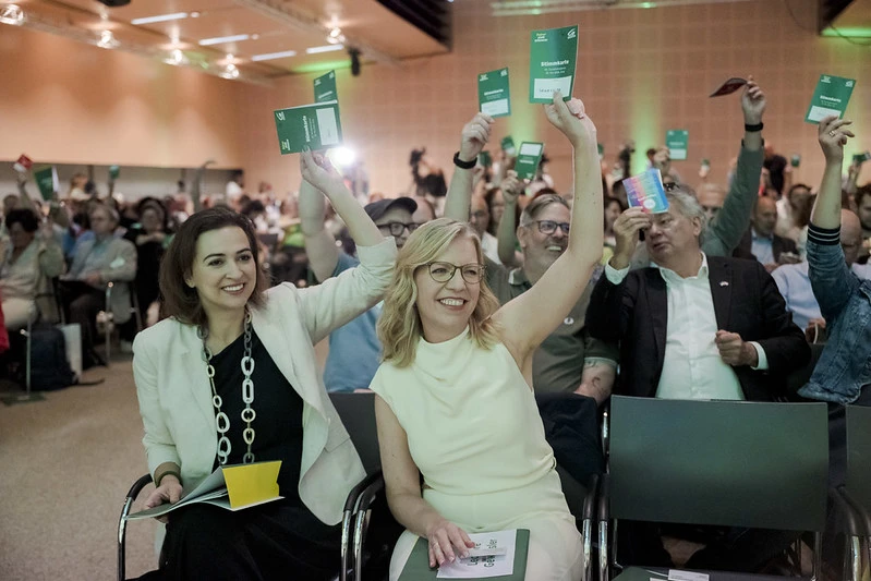 Hand hoch für mehr Steuerbelastungen. Die Rede von Leonore Gewessler am Bundeskongress der Grünen wird von der ÖVP scharf kritisiert. Foto: www.flickr.com/Die Grünen/Karo Pernegger