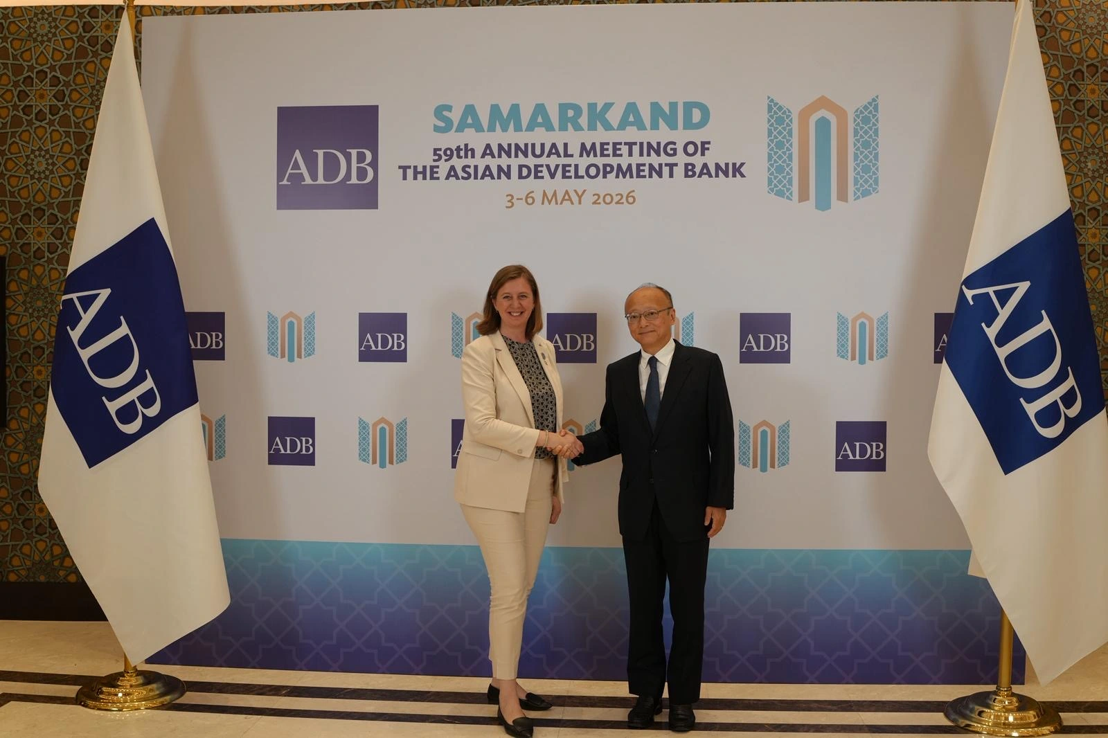 Finanz-Staatssekretärin Barbara Eibinger-Miedl mit Masato Kanda, Präsident der Asian Development Bank, beim Gipfel der Bank in Samarkand (Usbekistan) an der Seidenstraße. Fotos: BMF / Schönleitner