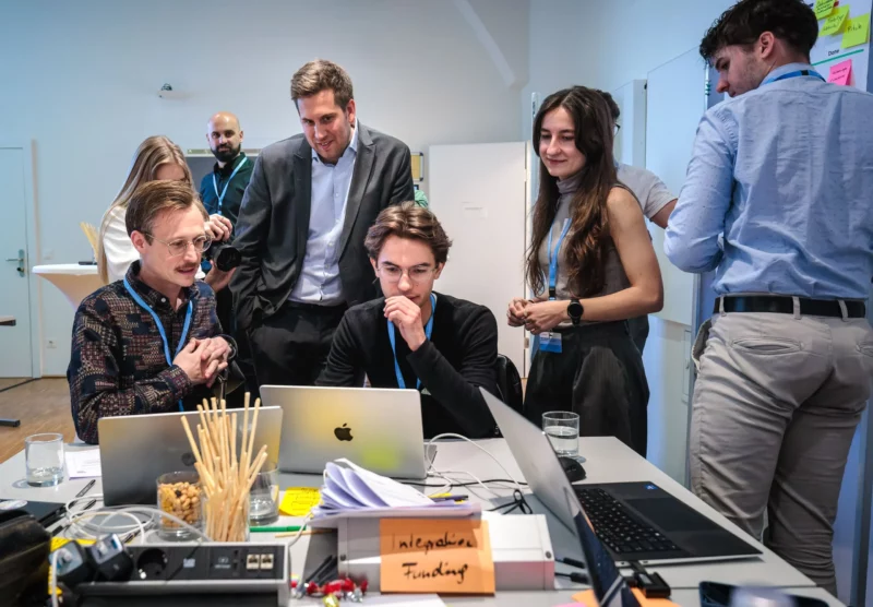 Setzt beim Thema KI auf die junge Generation. Digitalisierungsstaatssekretär Alexander Pröll lud zum Hackathon ins Bundeskanzleramt. Foto: BKA/Valentin Brauneis